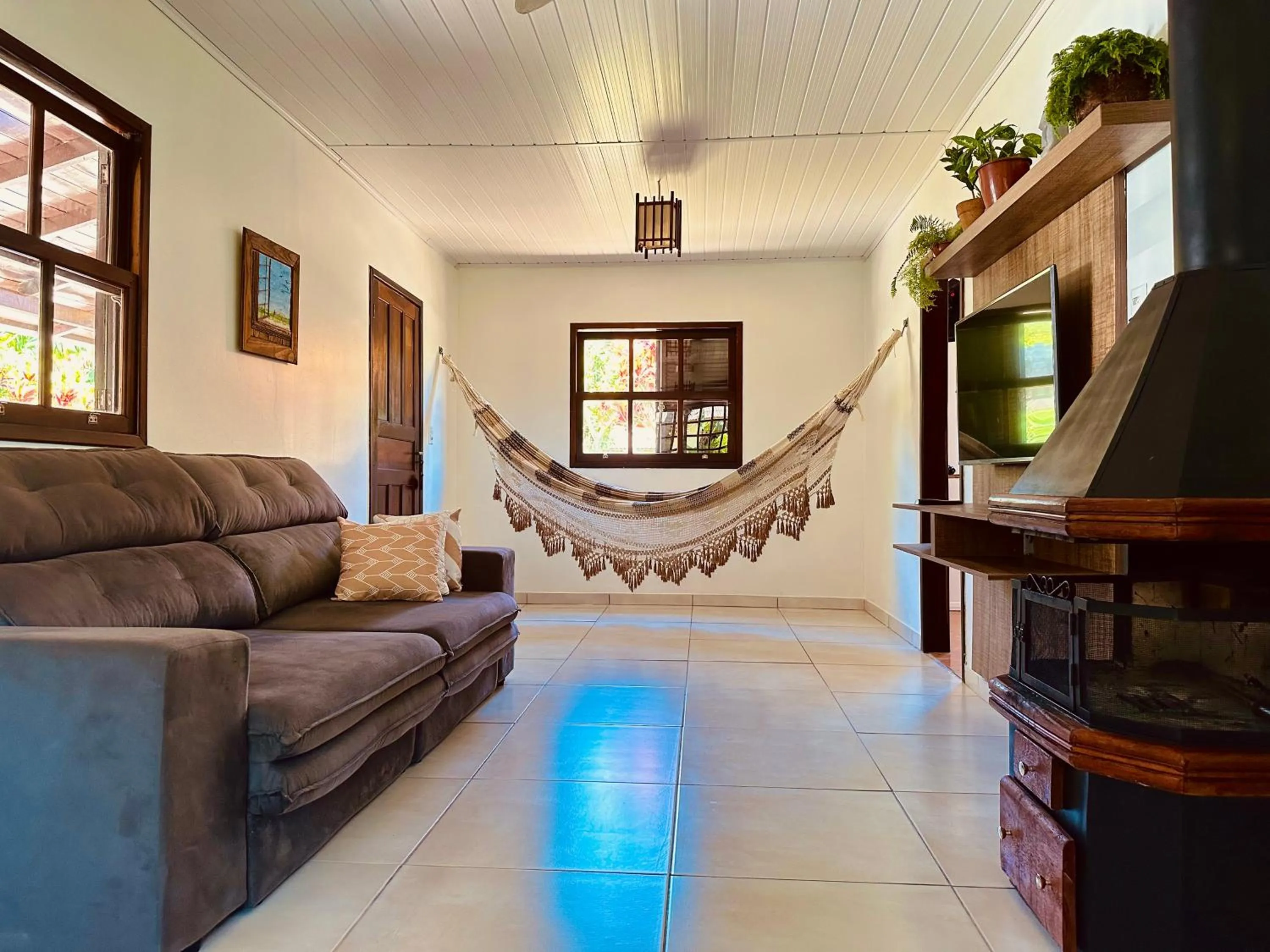 Communal lounge/ TV room in Pousada Lagoa Encantada