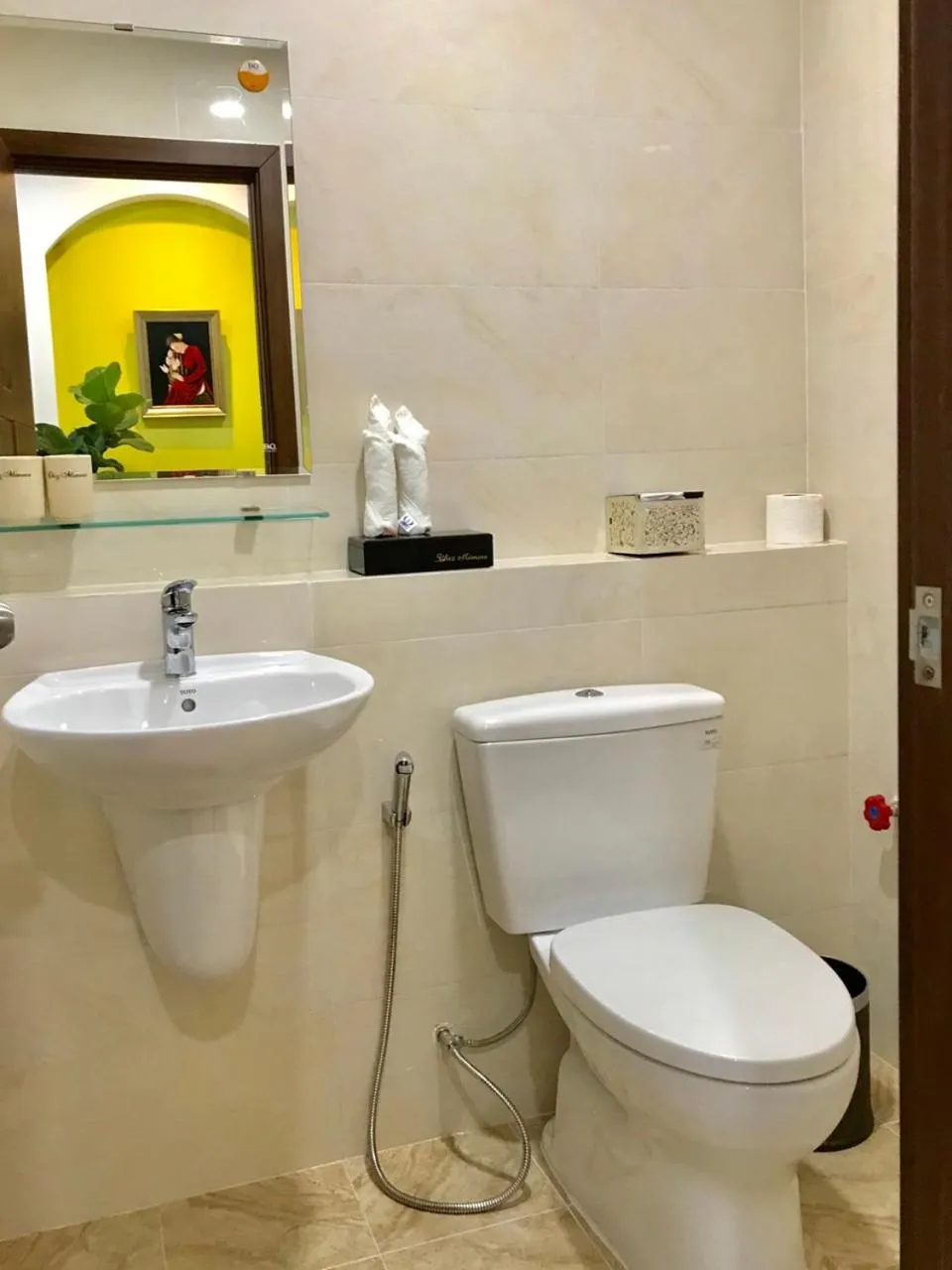 Toilet in Chez Mimosa Petite - Free Laundry