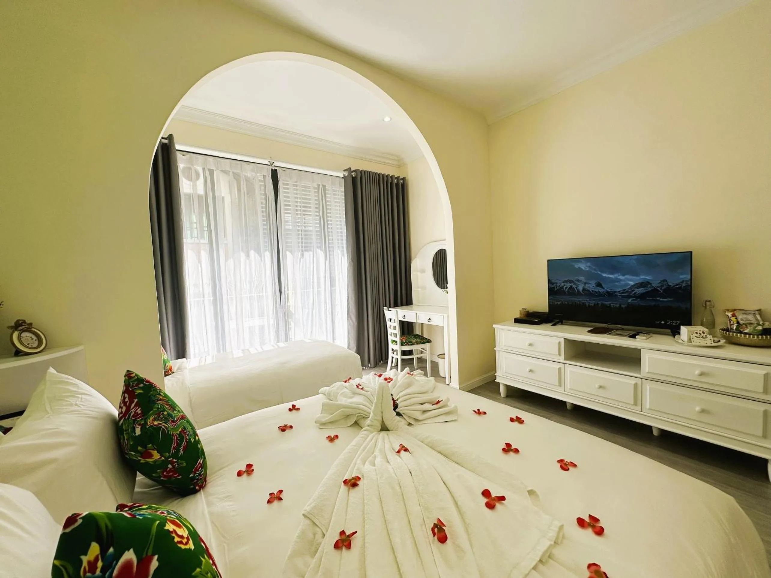 Bedroom, Bed in Chez Mimosa Petite - Free Laundry