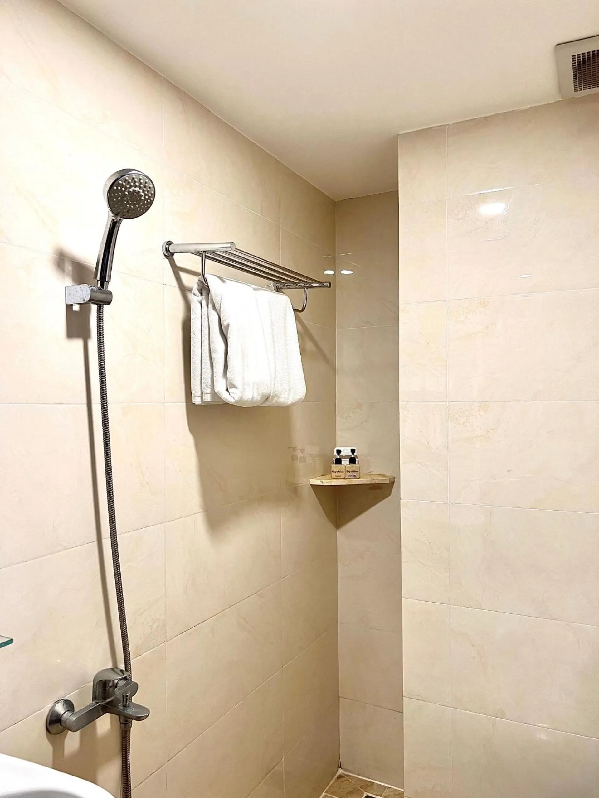 Bathroom in Chez Mimosa Petite - Free Laundry