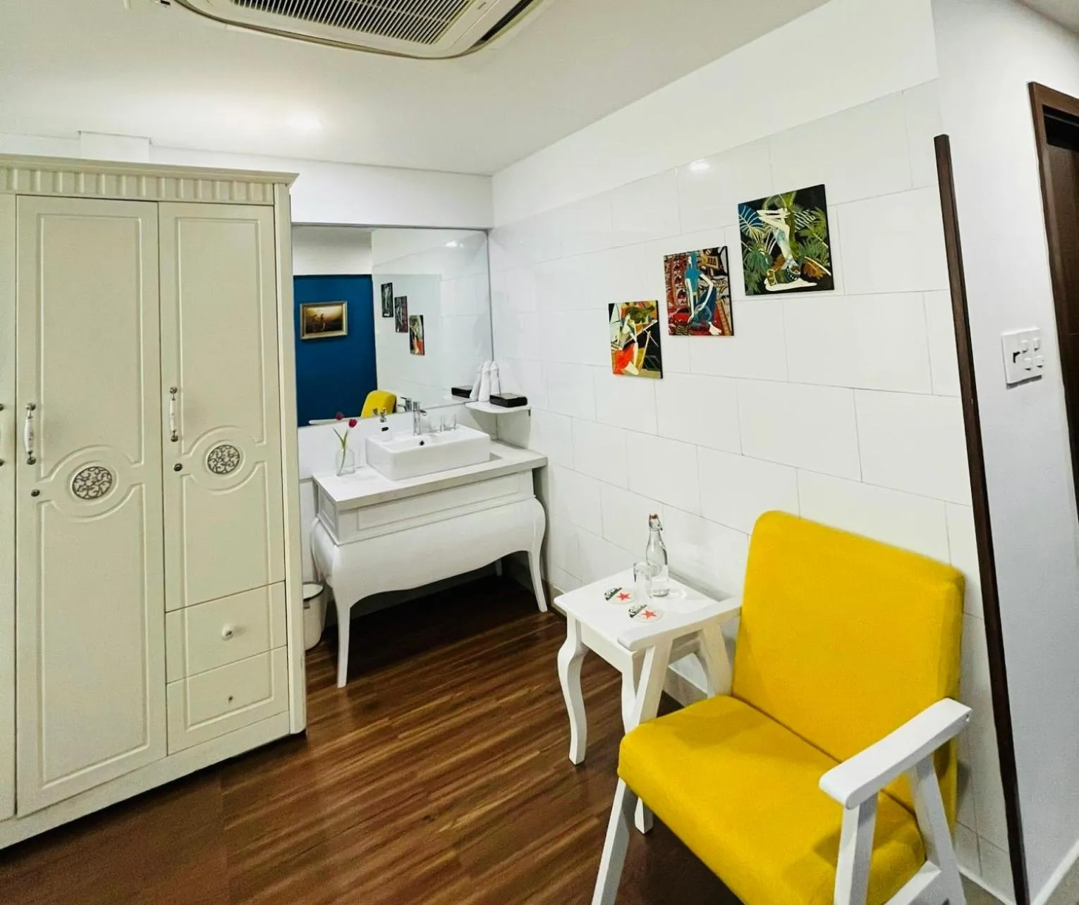 Seating area in Chez Mimosa Petite - Free Laundry