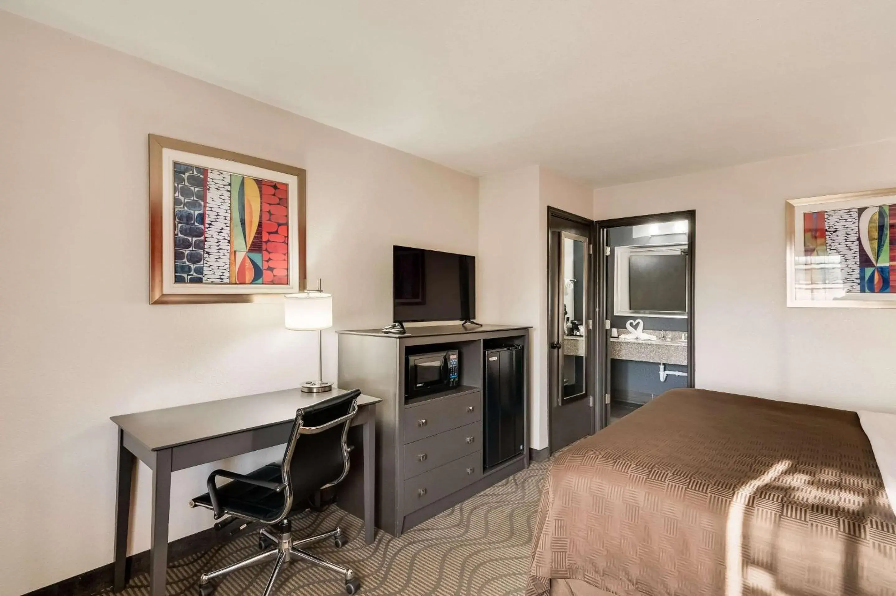 Bedroom in Clarion Inn & Suites Russellville I-40 Bedroom in Clarion Inn & Suites Russellville I-40