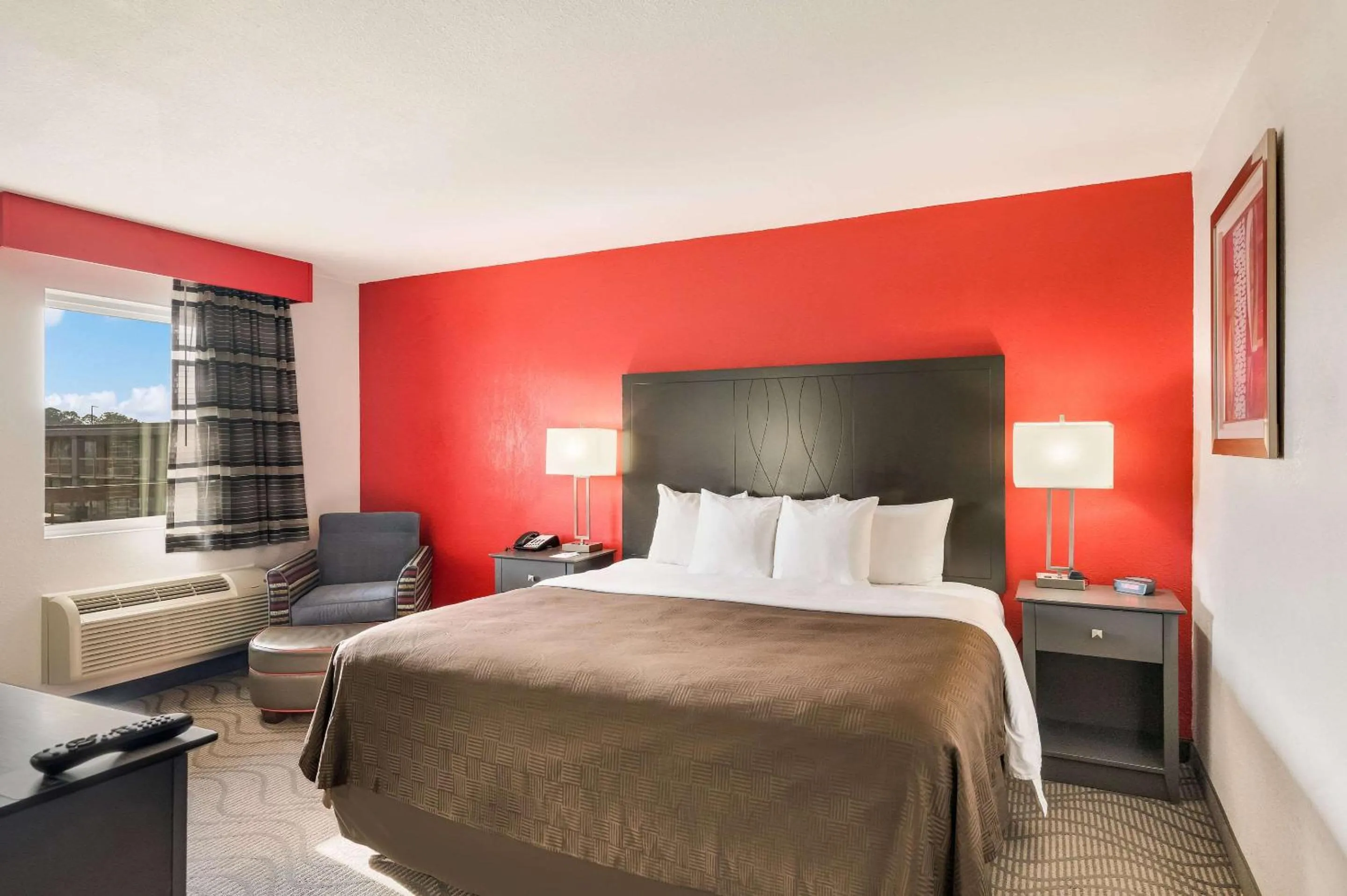 Bedroom in Clarion Inn & Suites Russellville I-40