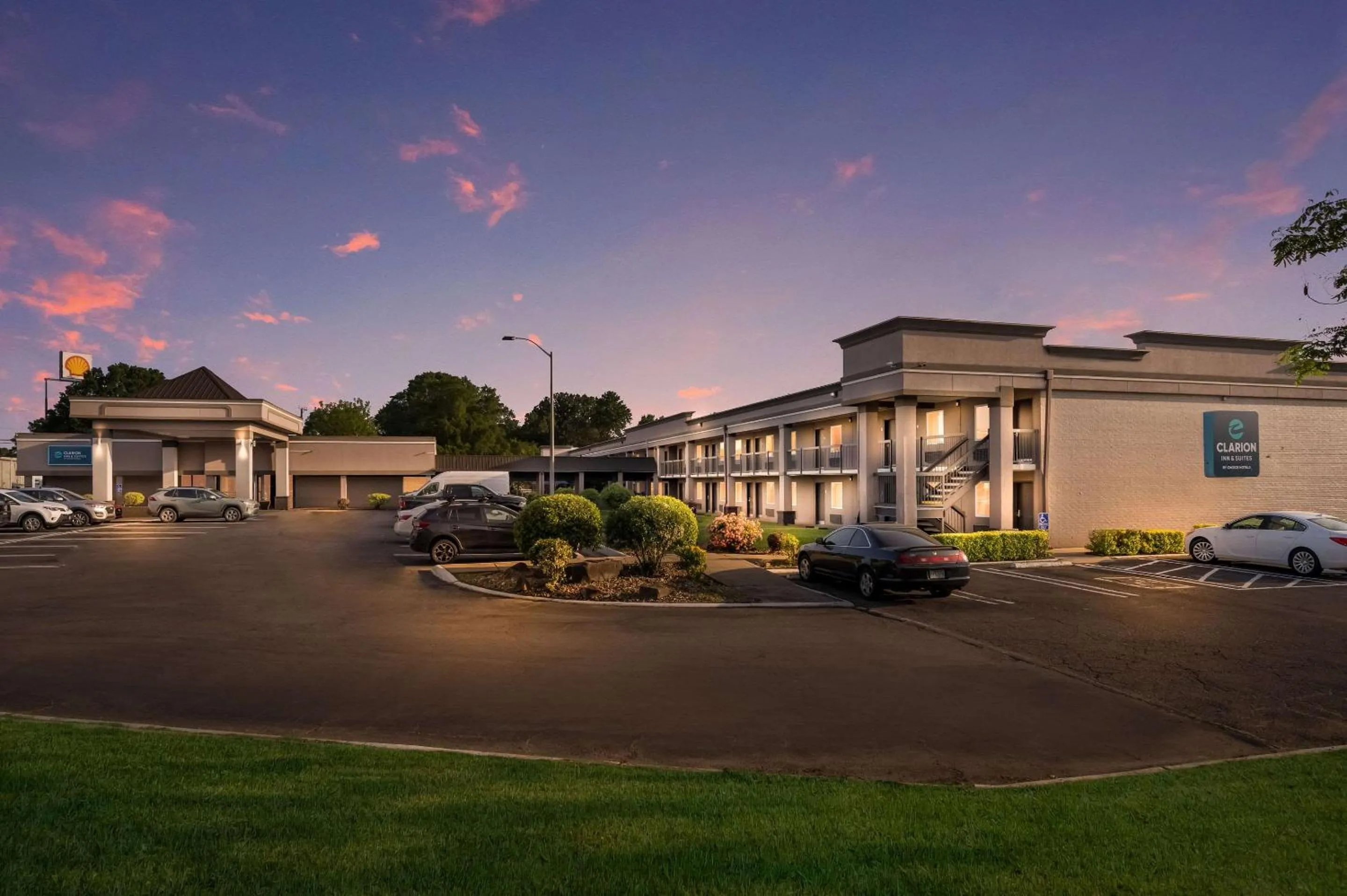 Property building in Clarion Inn & Suites Russellville I-40