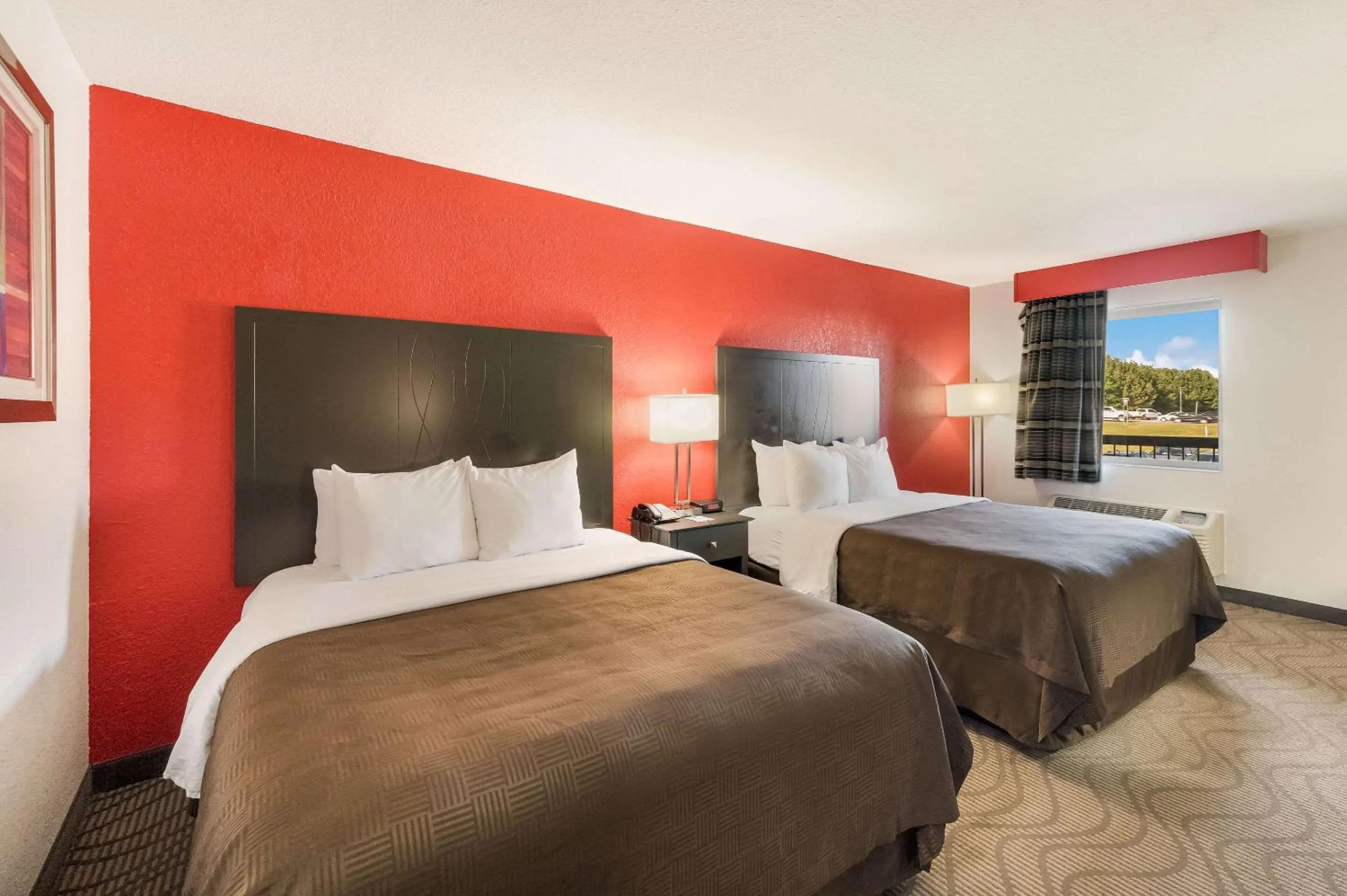 Bedroom in Clarion Inn & Suites Russellville I-40