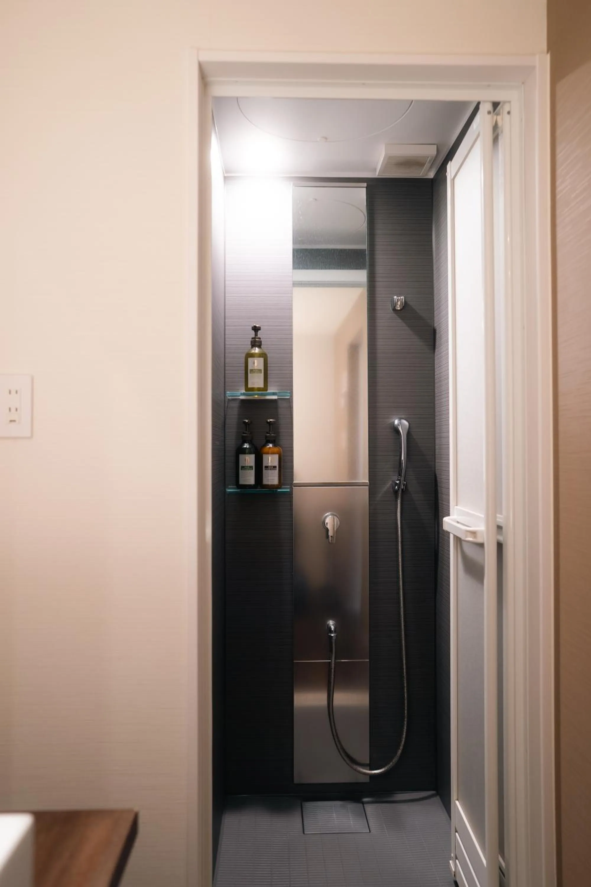 Shower in Condominium MIRAHAKONE