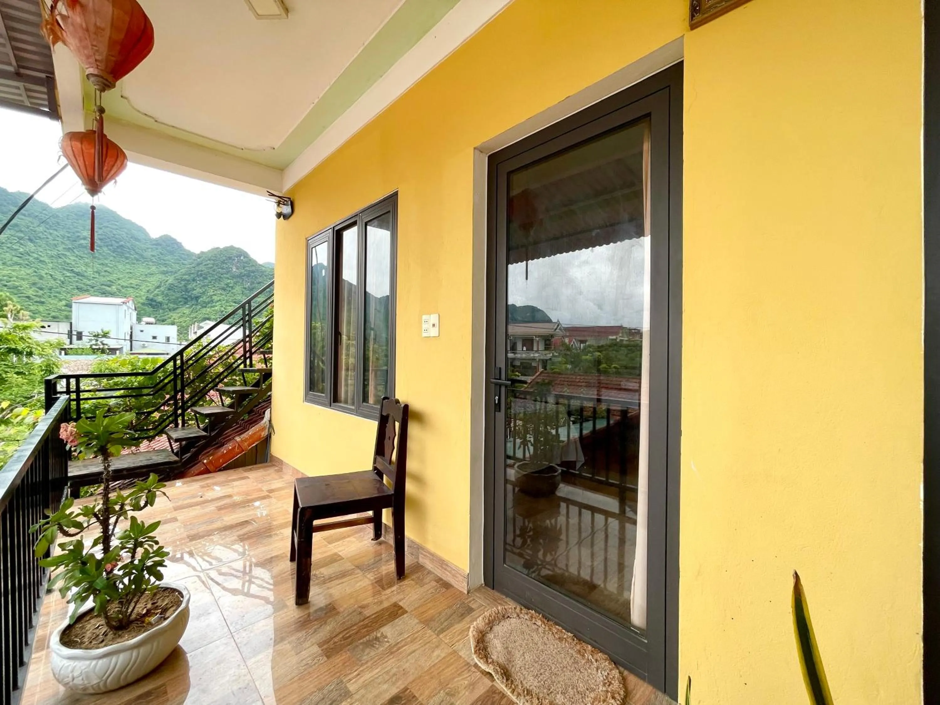 Patio in Phong Nha Ecolodge Homestay & Tours - Mountain View