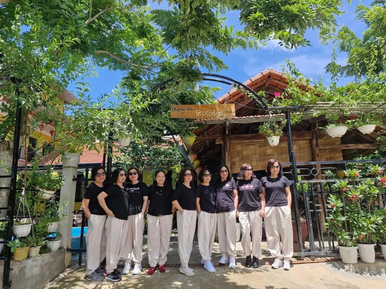 group of guests in Phong Nha Ecolodge Homestay & Tours - Mountain View