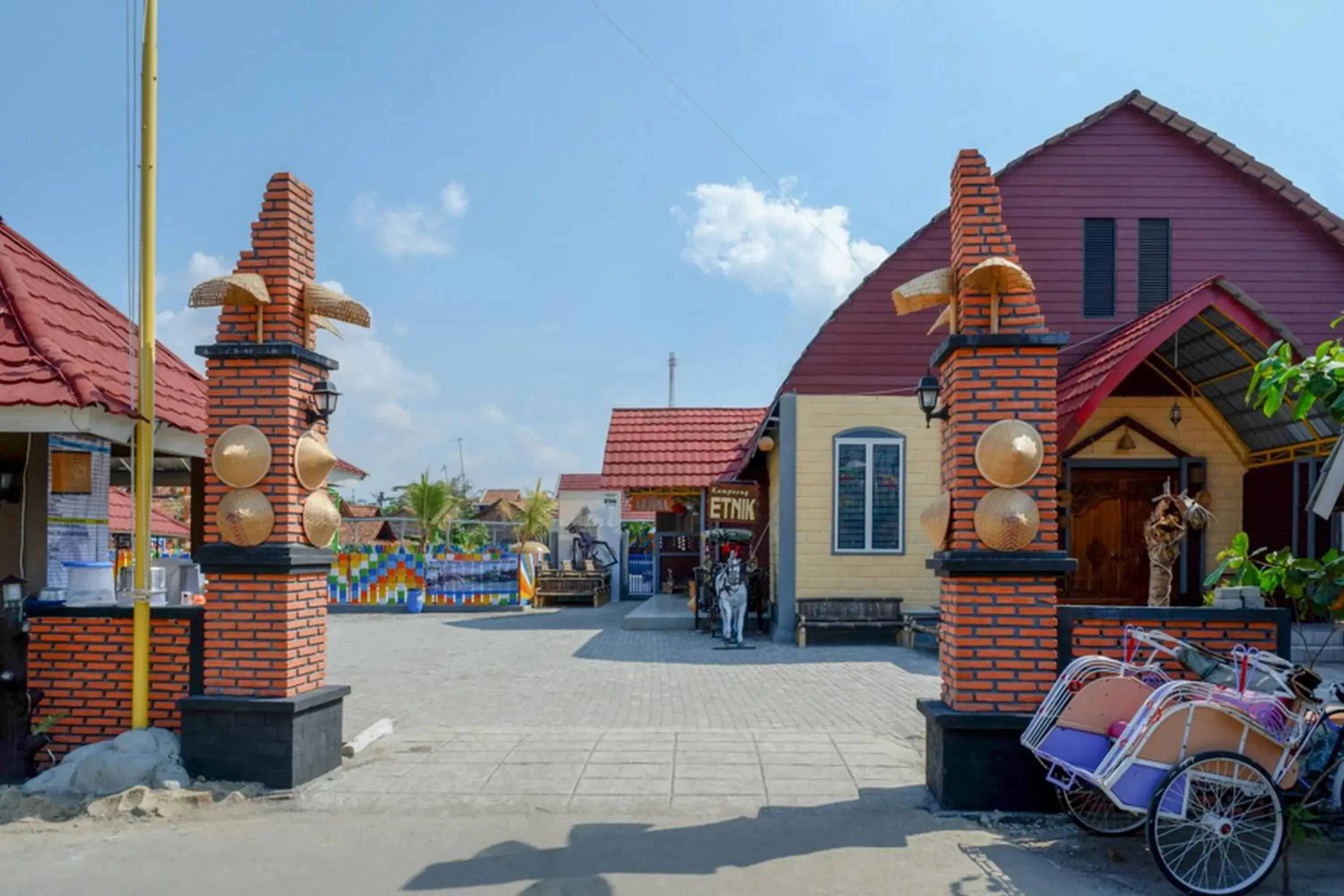 Property building in RedDoorz @ Kampoeng Etnik Kebumen 2 Property building in RedDoorz @ Kampoeng Etnik Kebumen 2