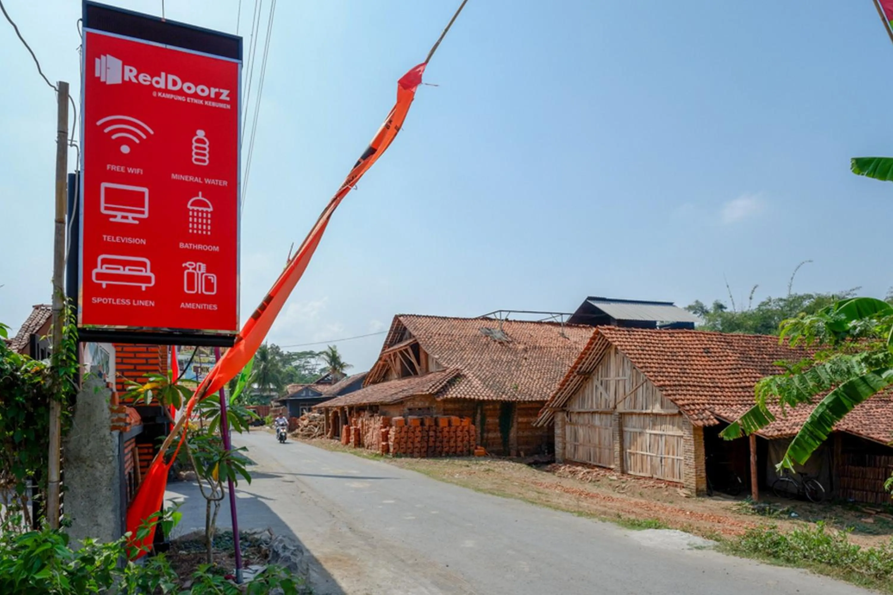 Property logo or sign in RedDoorz @ Kampoeng Etnik Kebumen 2