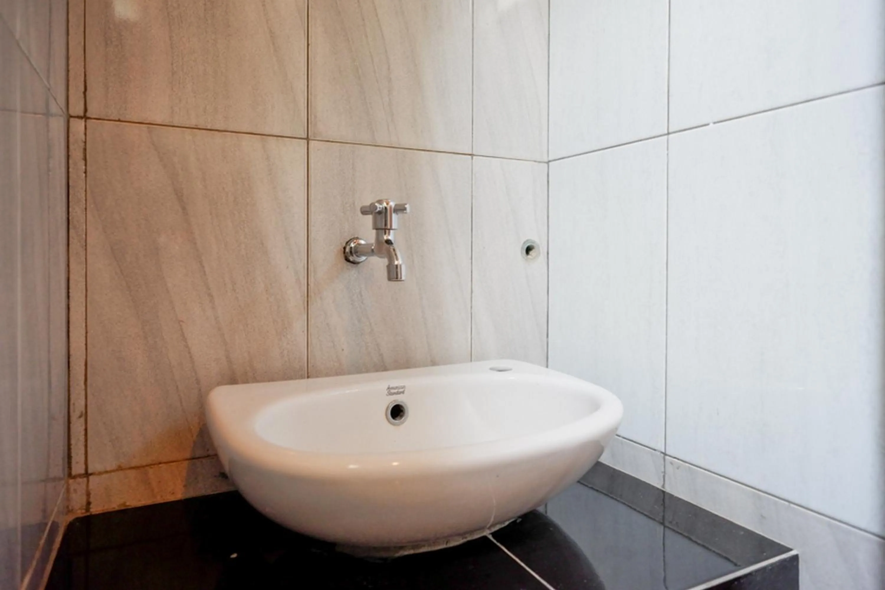 Bathroom in RedDoorz @ Kampoeng Etnik Kebumen 2