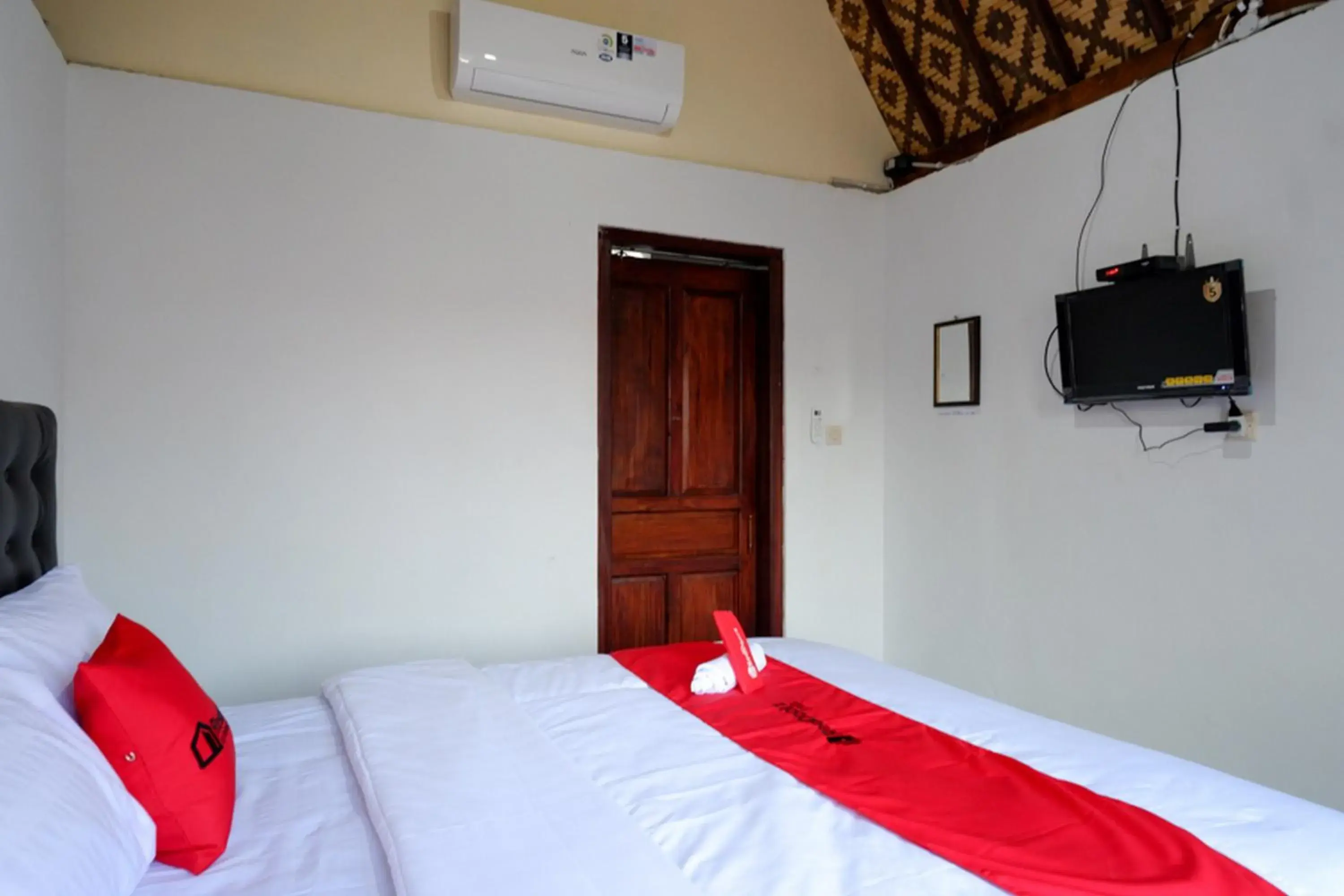 Bedroom, Bed in RedDoorz @ Kampoeng Etnik Kebumen 2 Bedroom, Bed in RedDoorz @ Kampoeng Etnik Kebumen 2