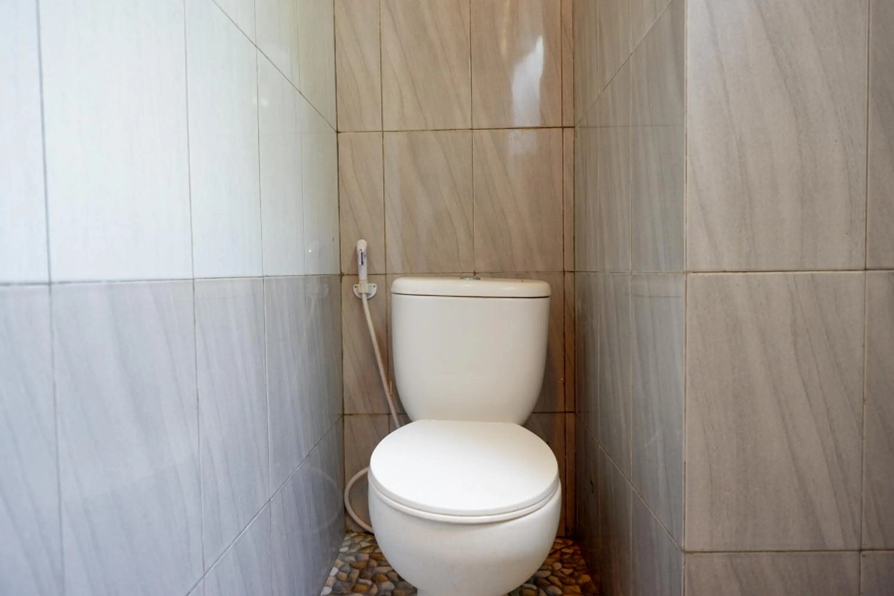 Bathroom in RedDoorz @ Kampoeng Etnik Kebumen 2