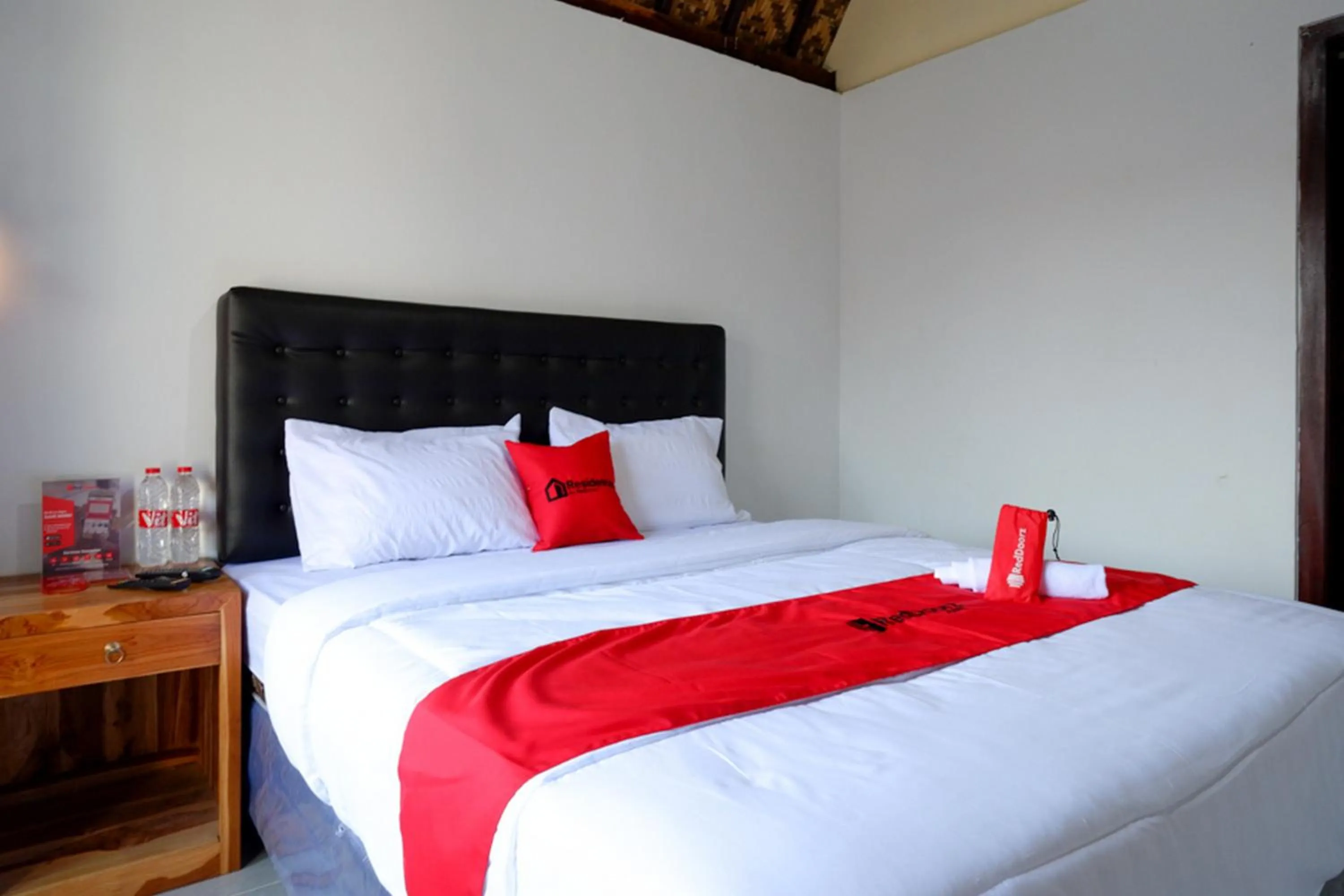 Bedroom, Bed in RedDoorz @ Kampoeng Etnik Kebumen 2