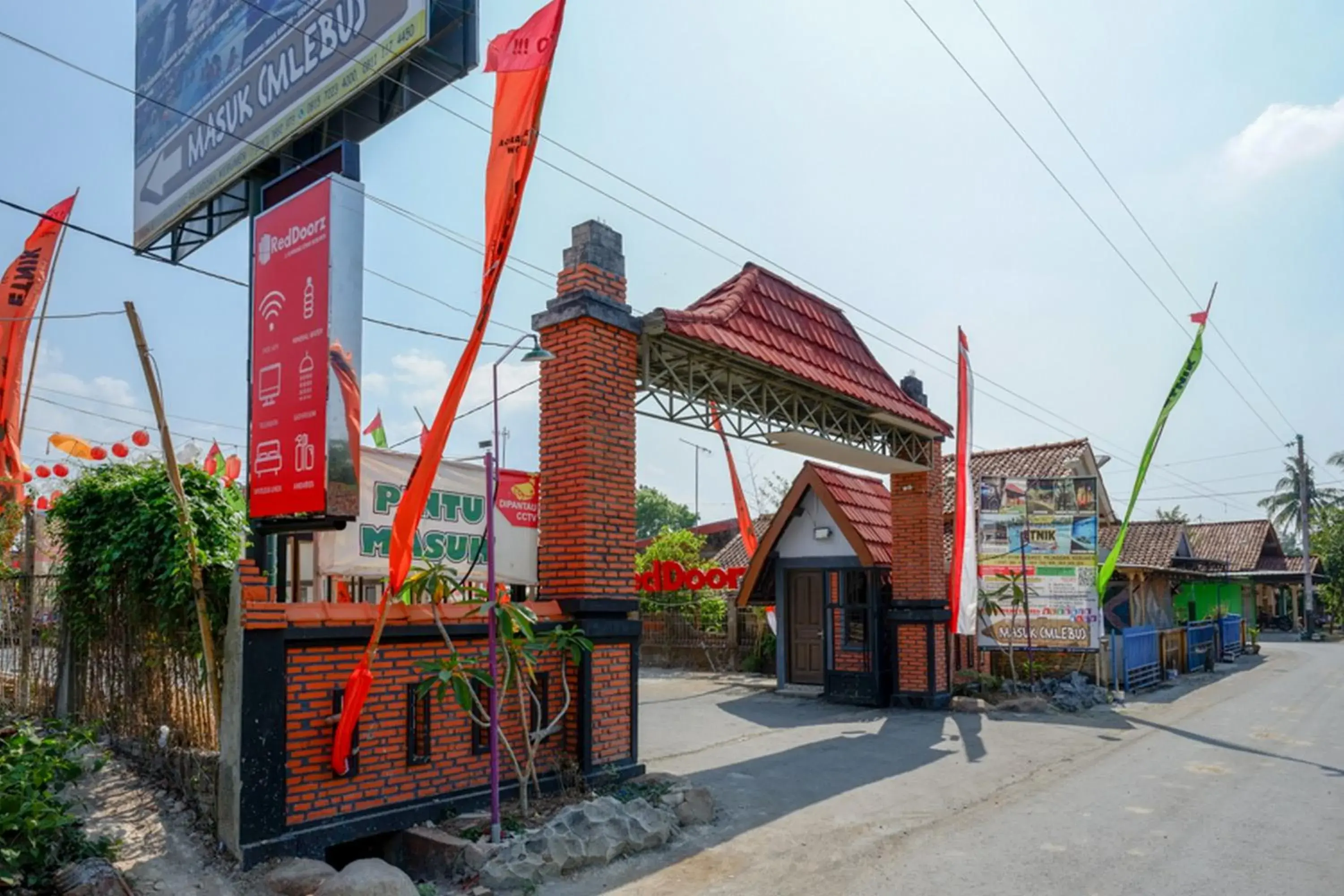 Property building in RedDoorz @ Kampoeng Etnik Kebumen 2 Property building in RedDoorz @ Kampoeng Etnik Kebumen 2