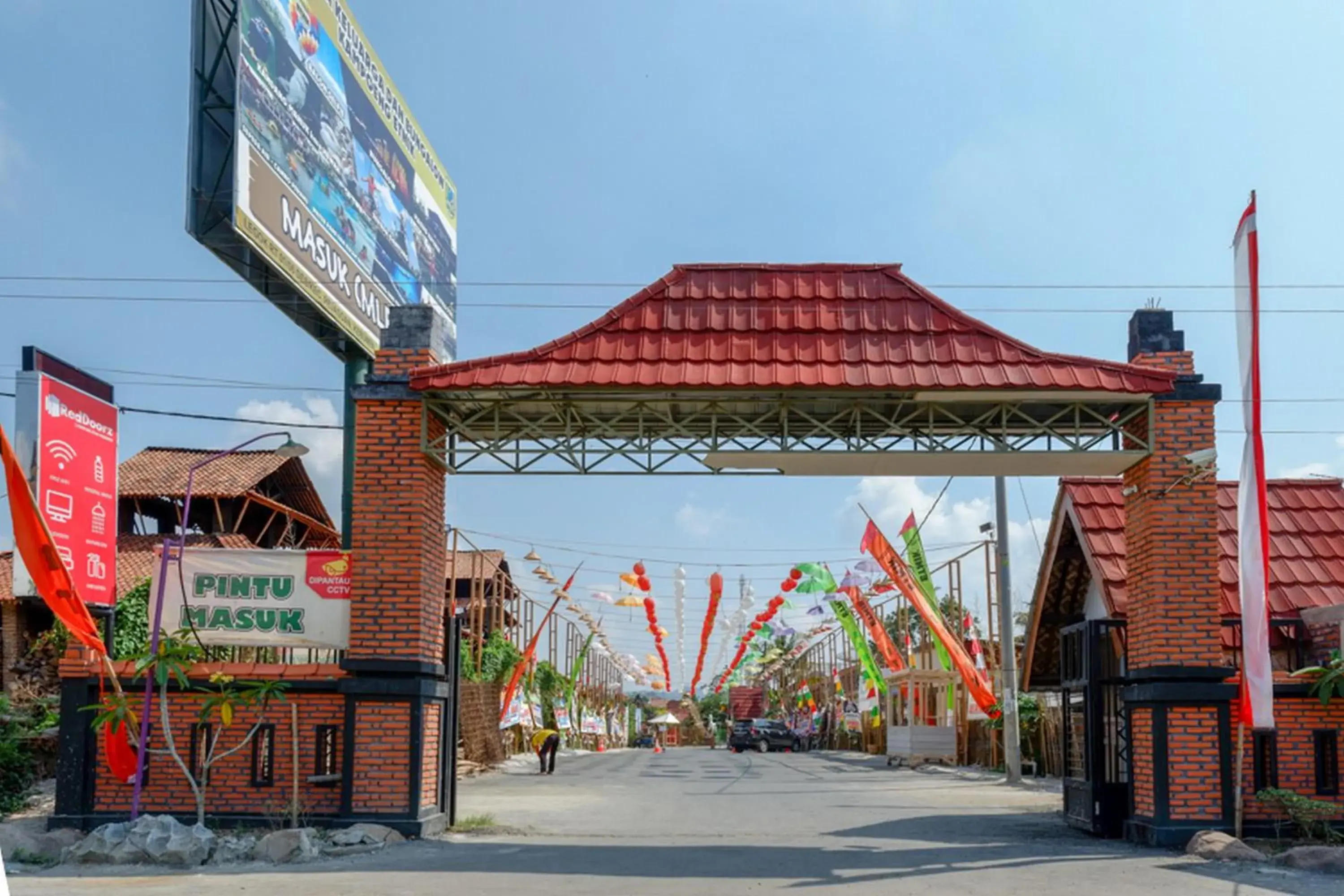 Property building in RedDoorz @ Kampoeng Etnik Kebumen 2 Property building in RedDoorz @ Kampoeng Etnik Kebumen 2