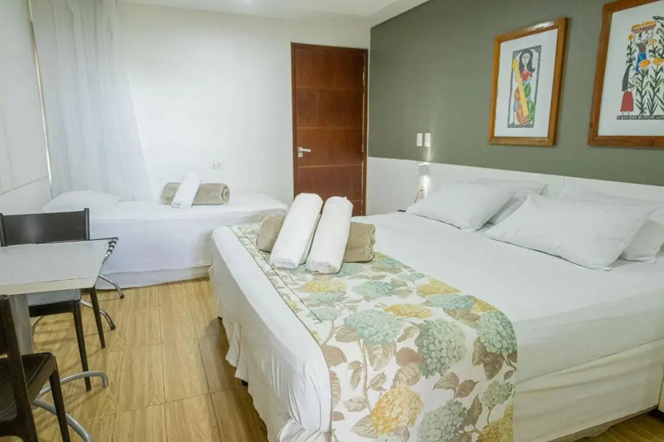 Deluxe Triple Room in Porto da Serra Hotel Deluxe Triple Room in Porto da Serra Hotel