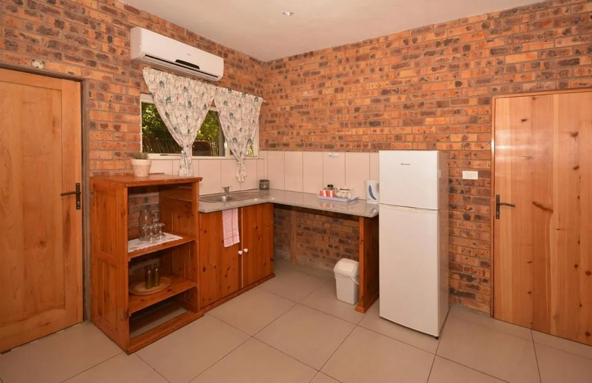 Kitchen or kitchenette in IRONWOOD LODGE