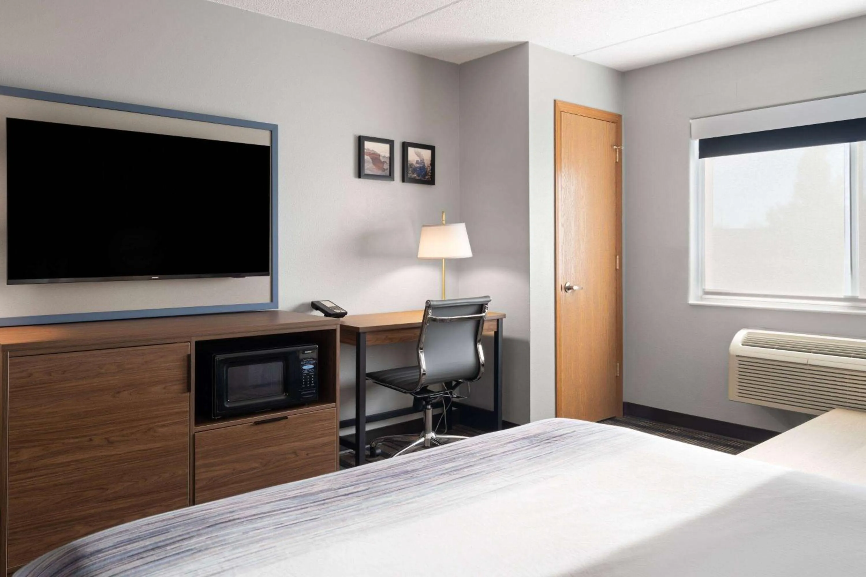 Photo of the whole room, Bed in AmericInn by Wyndham Beaver Dam