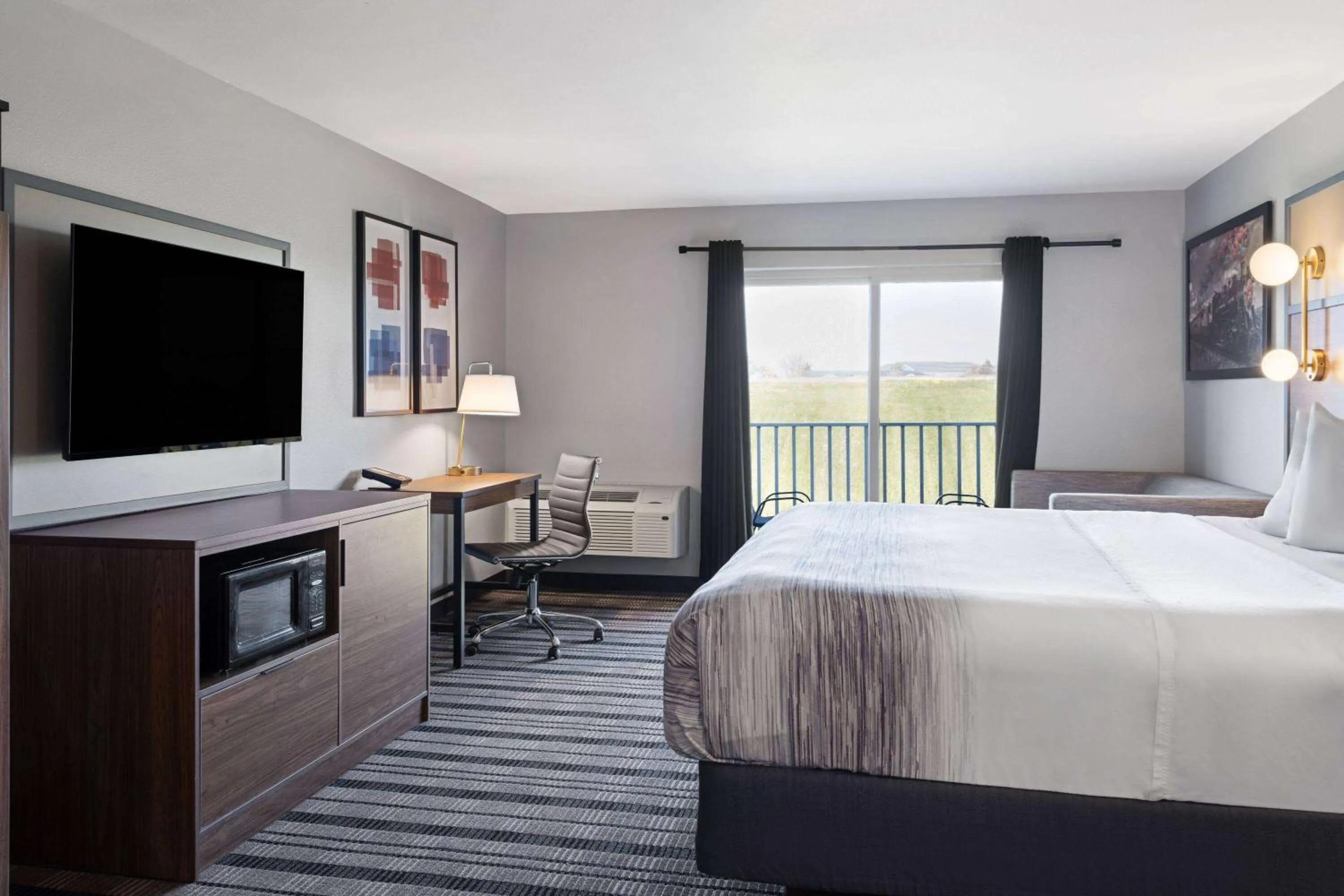 Bath, Bed in AmericInn by Wyndham Beaver Dam