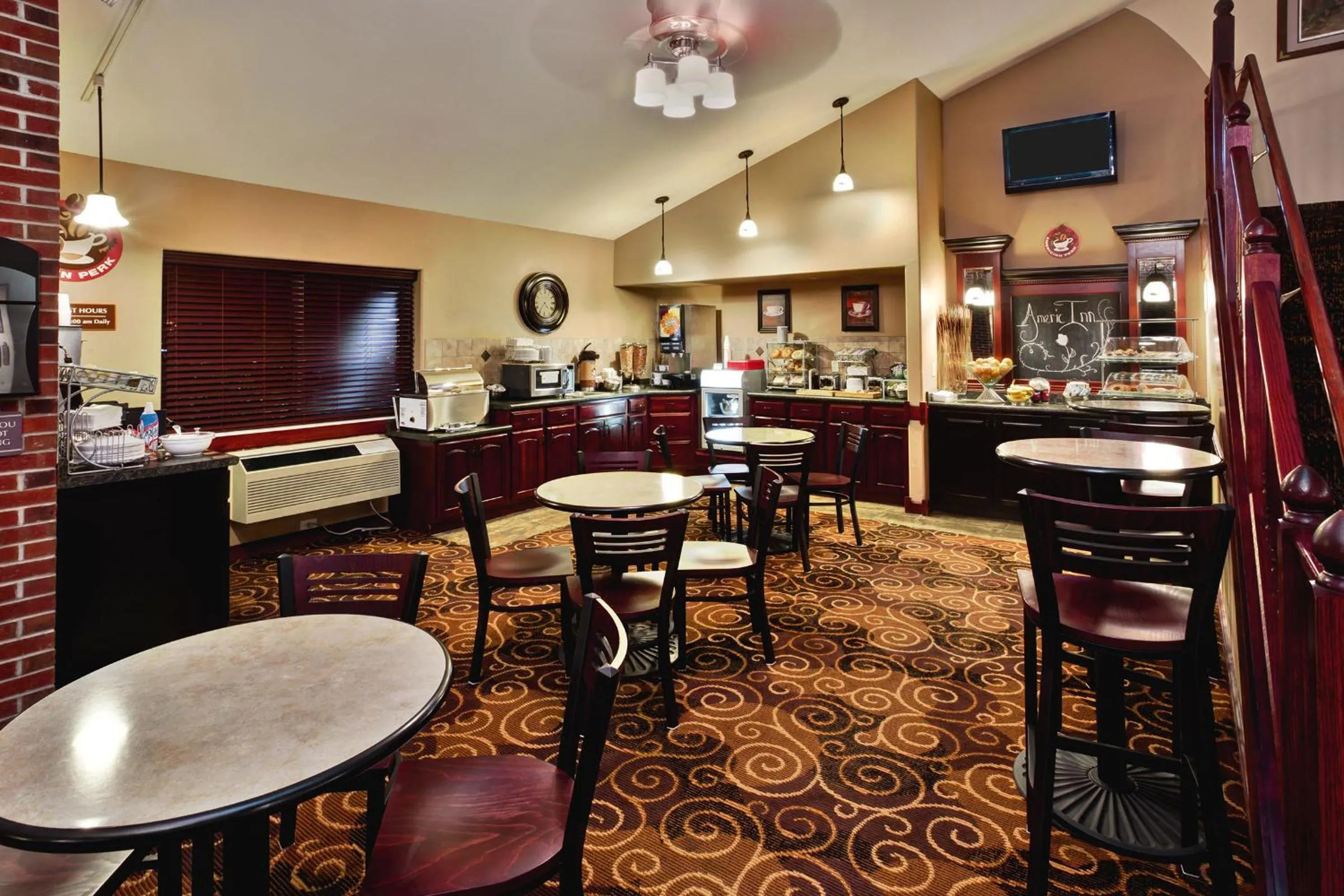 Lounge or bar in AmericInn by Wyndham Beaver Dam