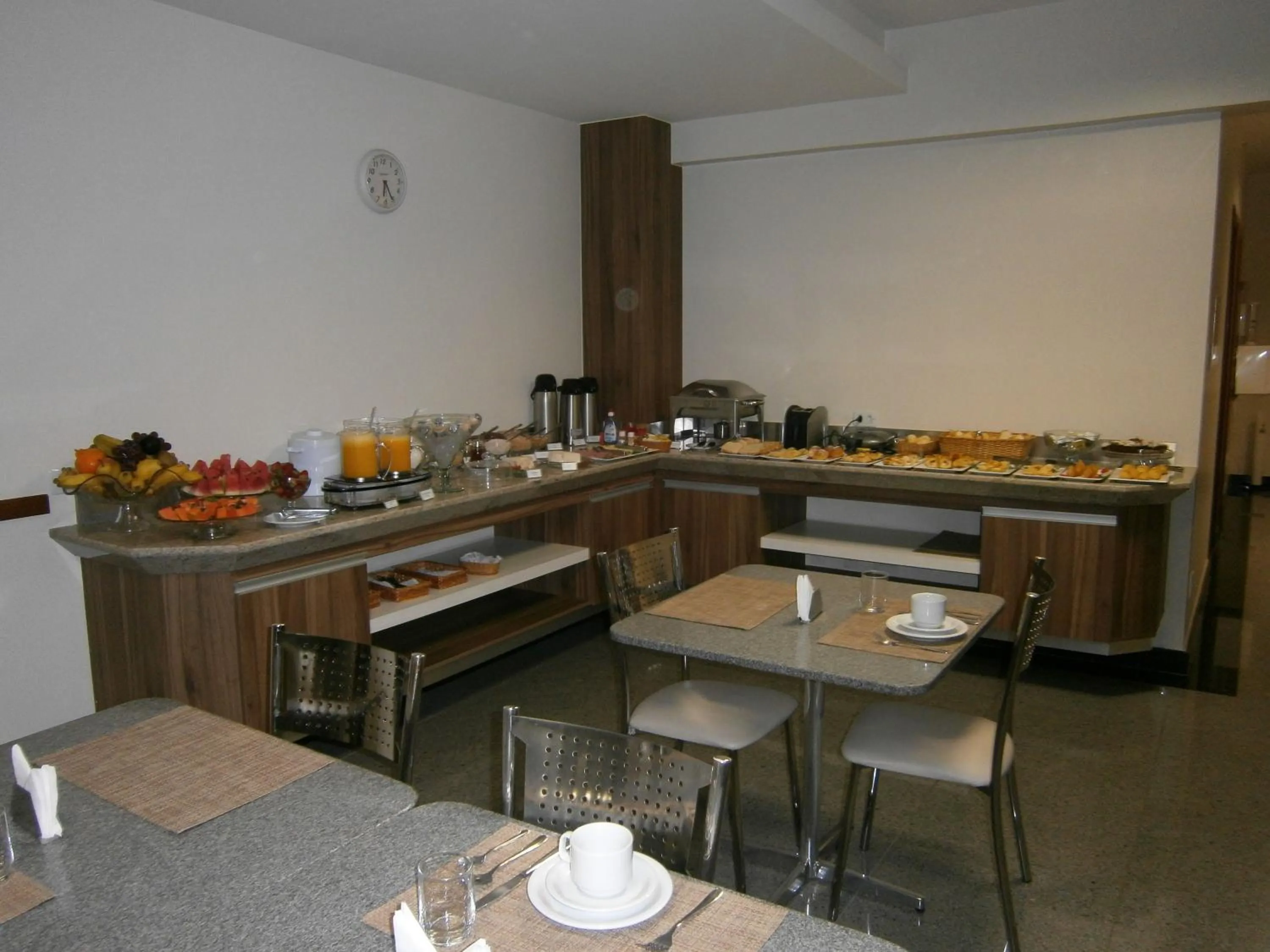 Buffet breakfast in Sete Lagoas Residence Hotel