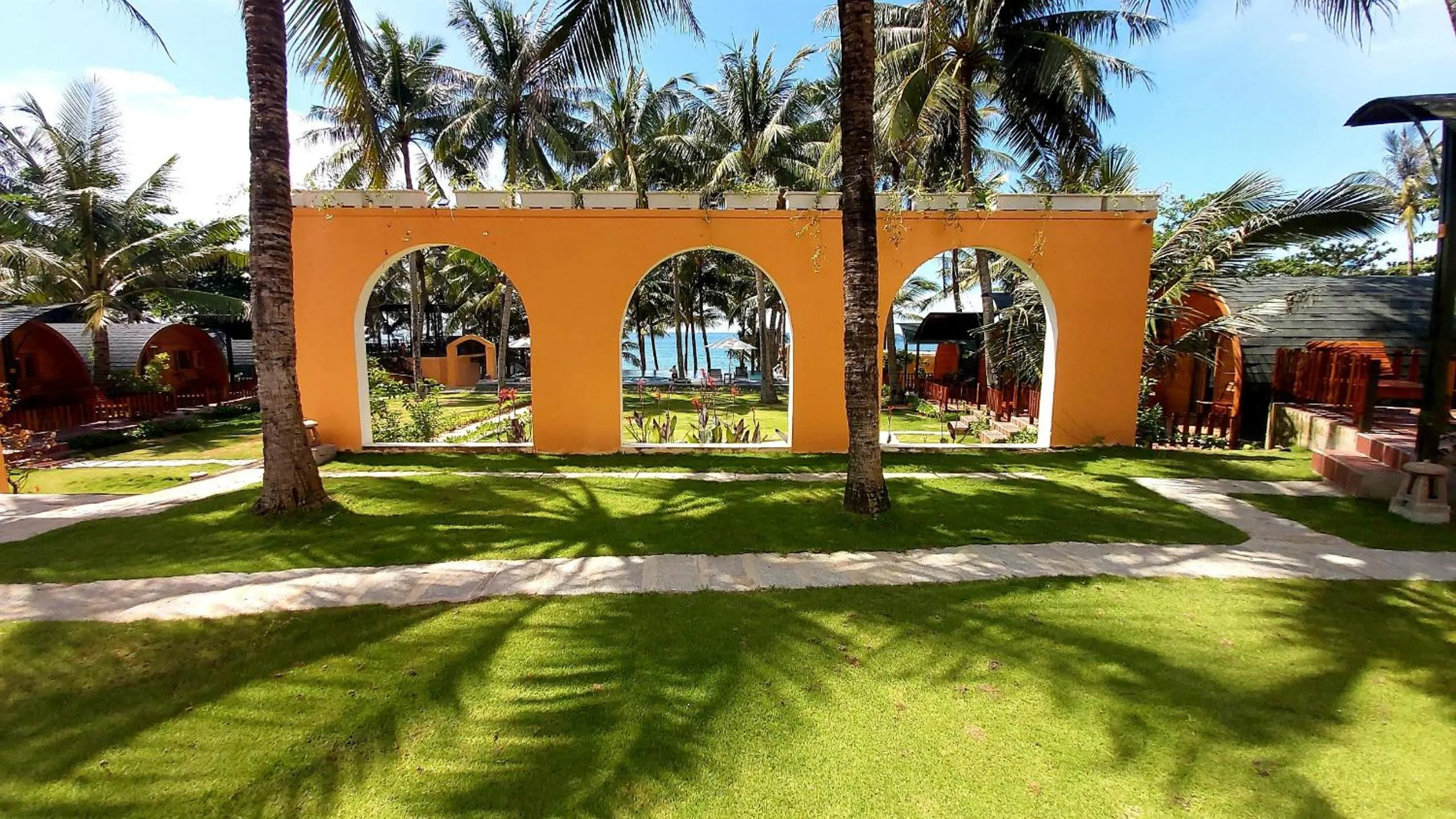 Garden view in Vida Loca Sunset Beach Resort