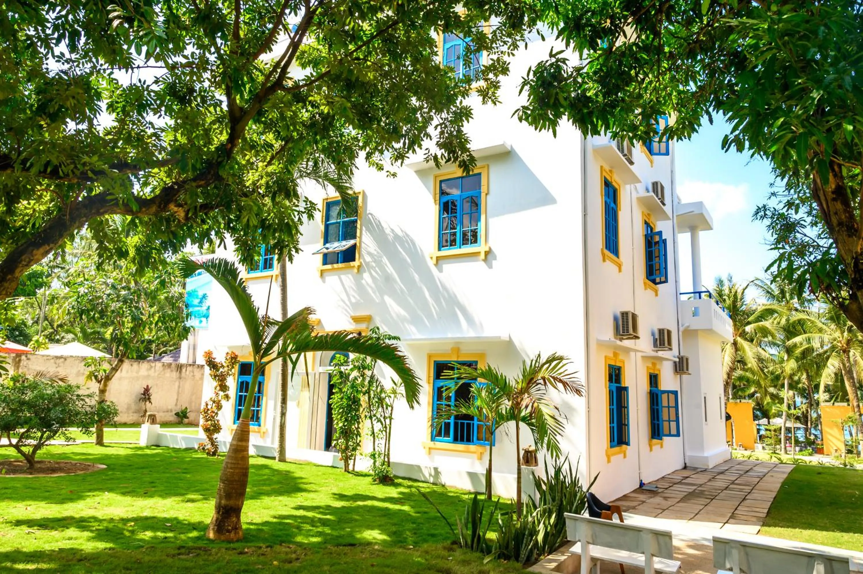 Property building in Vida Loca Sunset Beach Resort