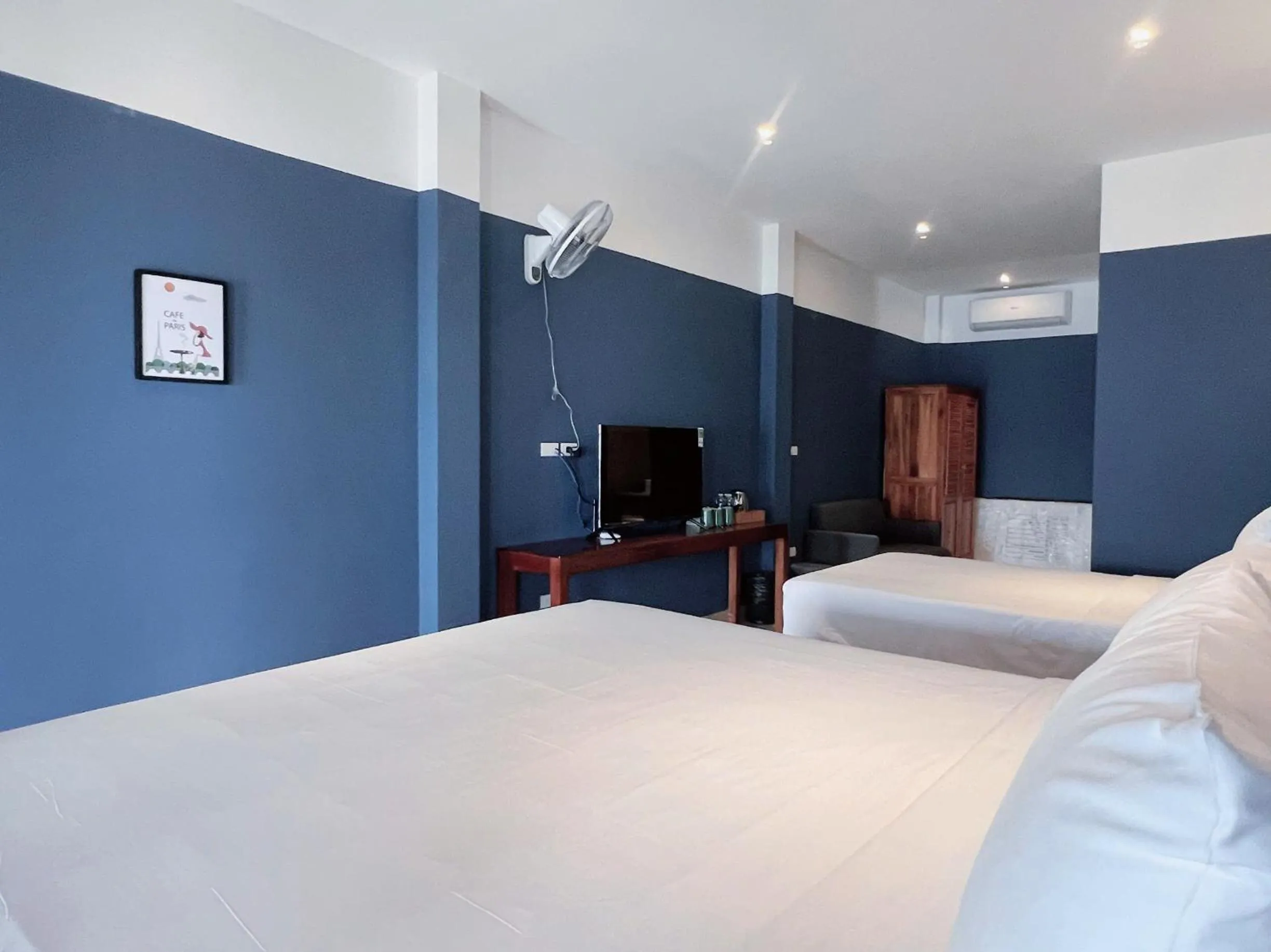 Bed in Vida Loca Sunset Beach Resort