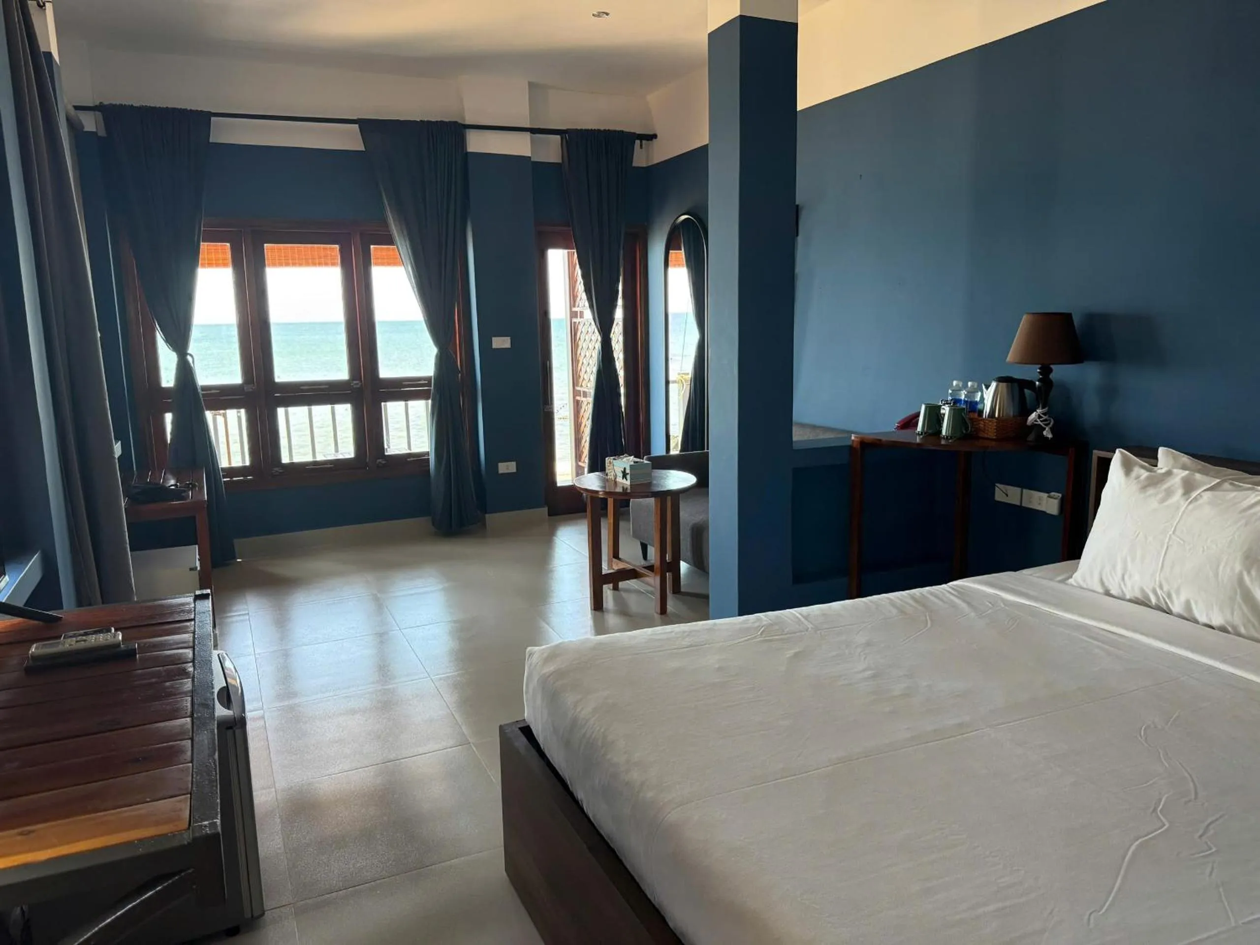 Bed in Vida Loca Sunset Beach Resort