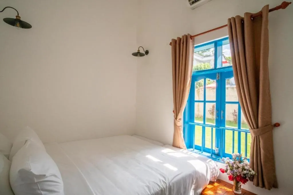 Bed in Vida Loca Sunset Beach Resort