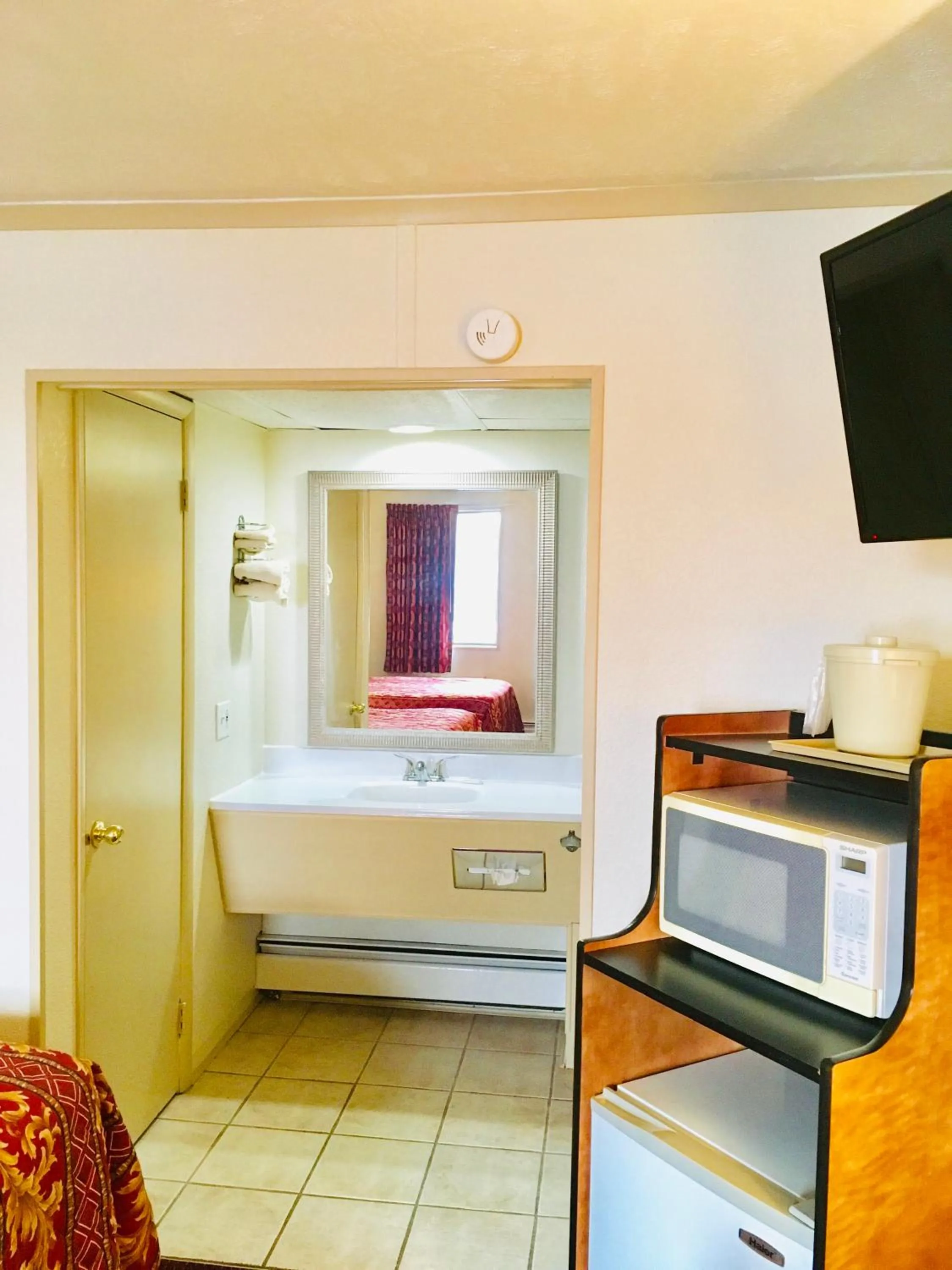 Granada Inn Motel - Kalkaska