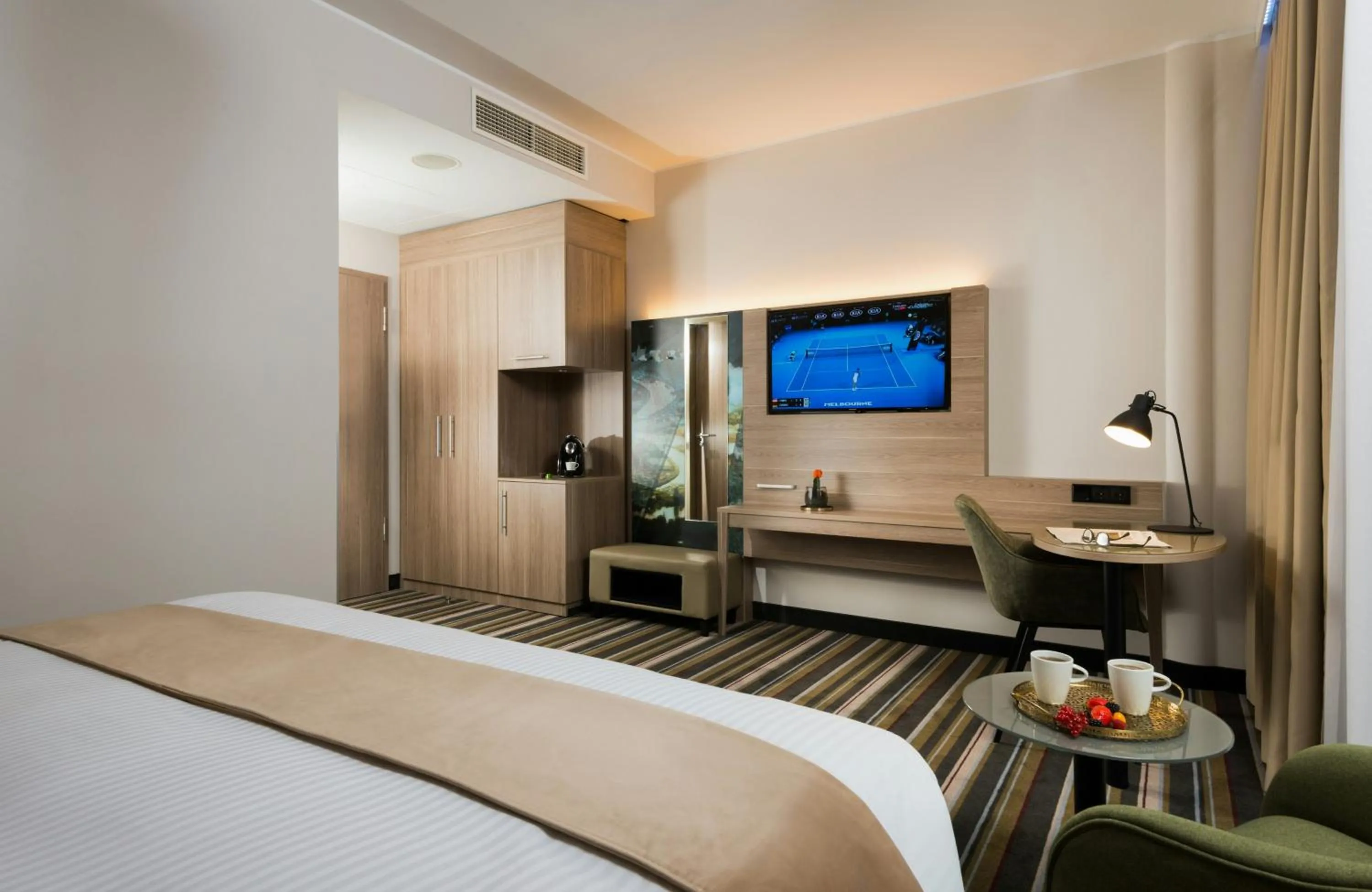 Bedroom, Bed in Leonardo Hotel Offenbach Frankfurt