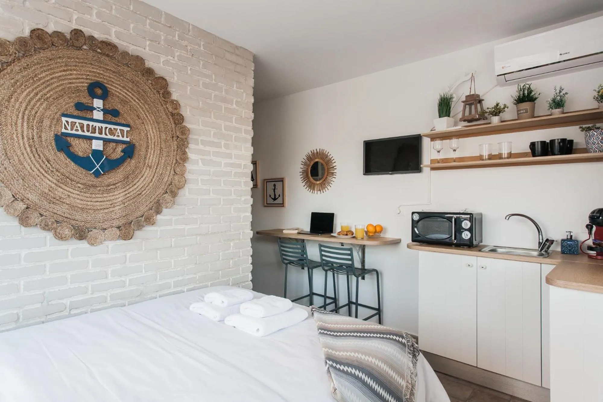 Photo of the whole room, Bed in ToStay Athens