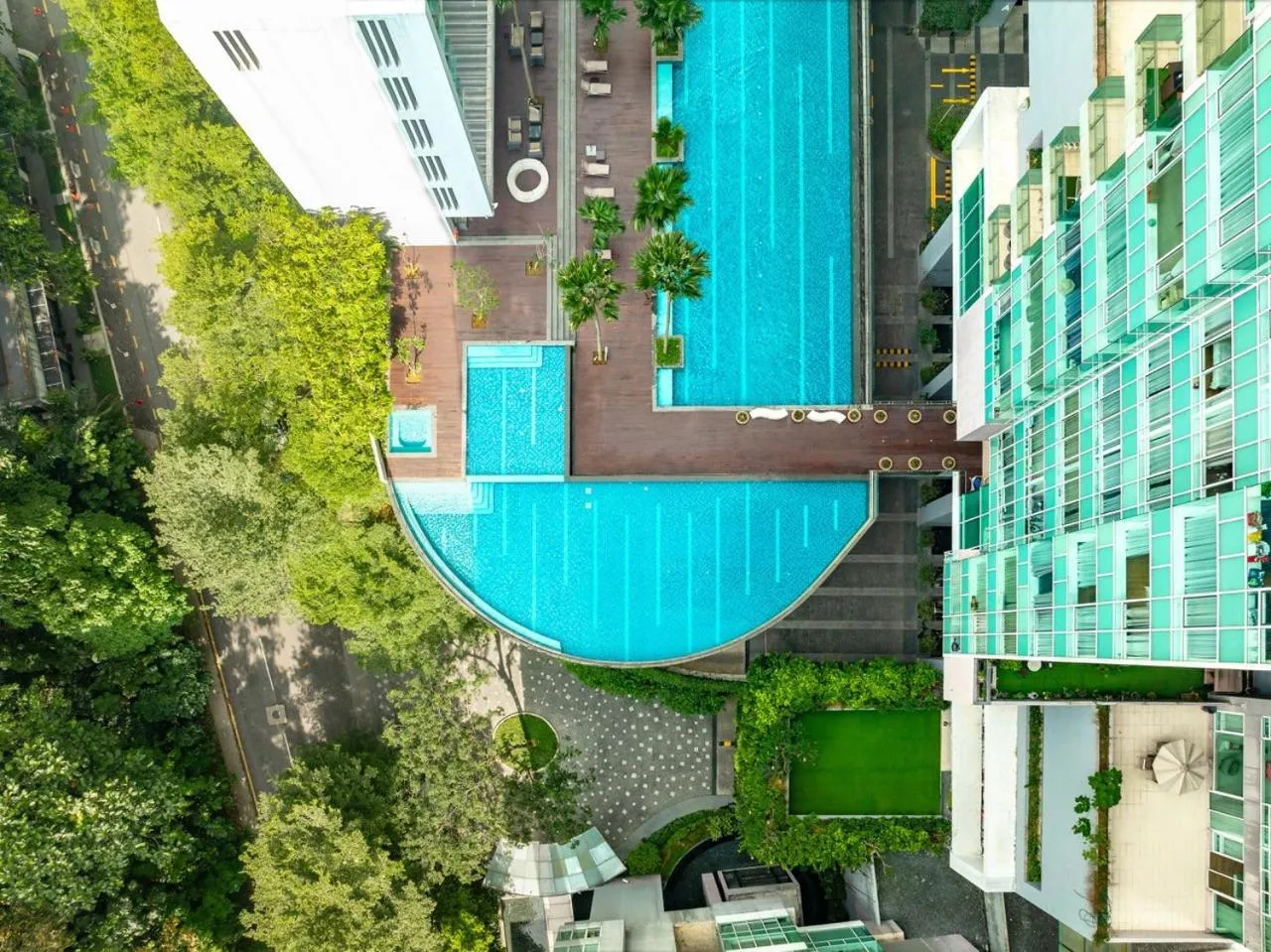 Swimming pool in Lanson Place Bukit Ceylon