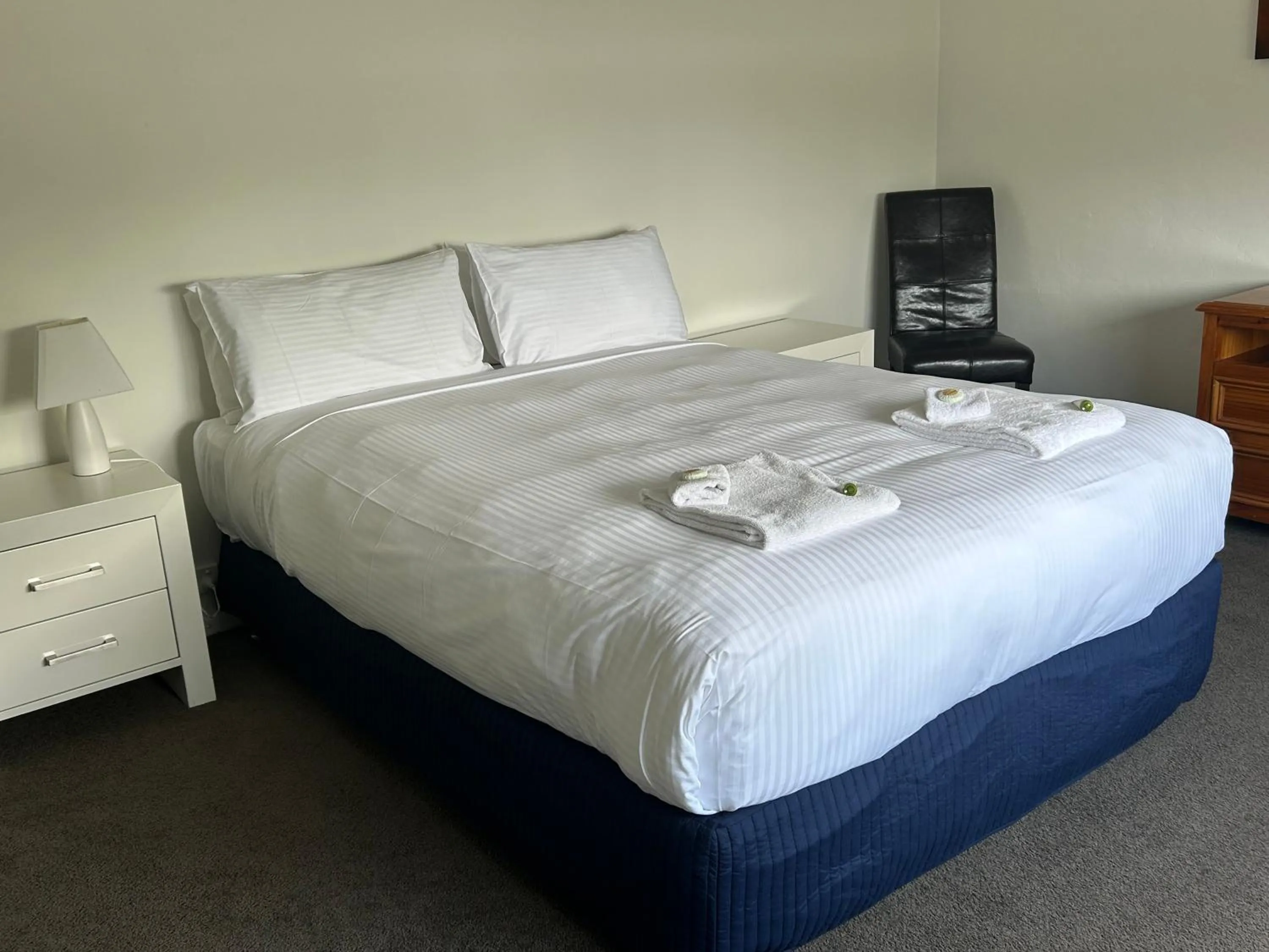 Bedroom, Bed in Portarlington Beach Motel