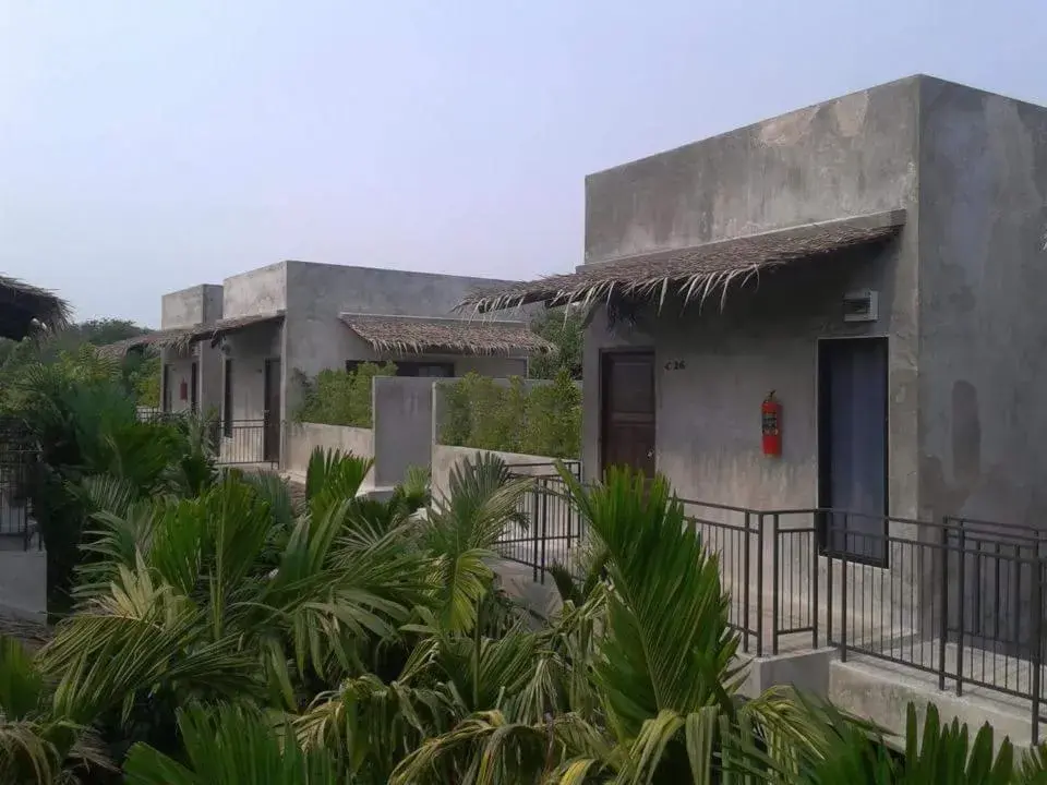 Property building in The Curve Residence Property building in The Curve Residence