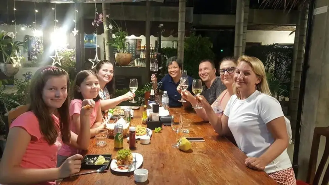 Restaurant/places to eat in The Curve Residence Restaurant/places to eat in The Curve Residence