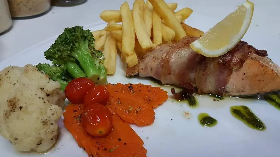 Restaurant/places to eat in The Curve Residence Restaurant/places to eat in The Curve Residence