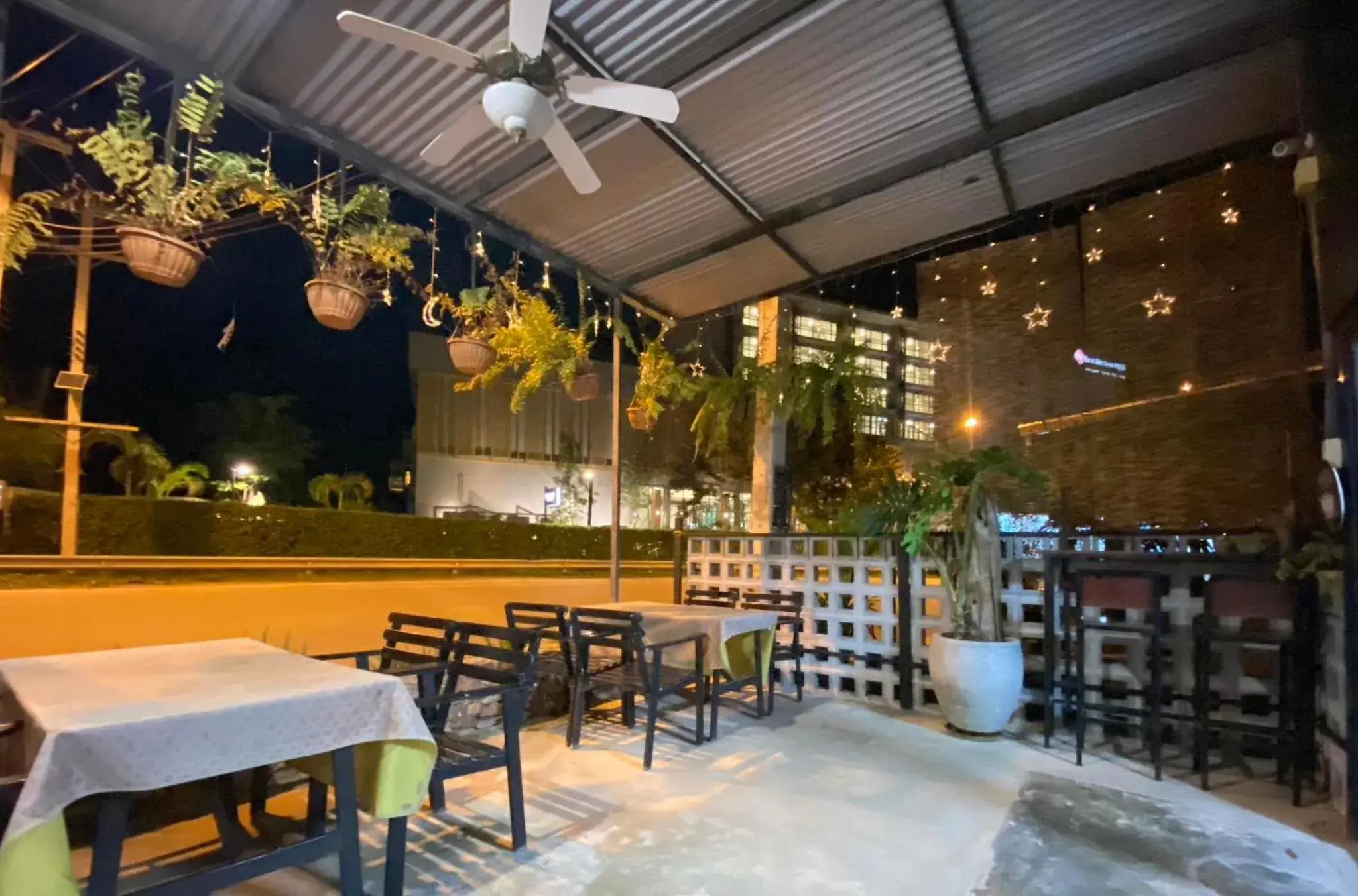 Restaurant/places to eat in The Curve Residence Restaurant/places to eat in The Curve Residence