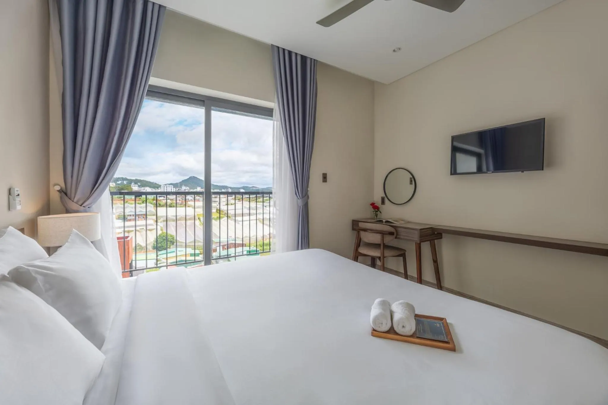 Communal lounge/ TV room, Bed in Canary Dalat Hotel