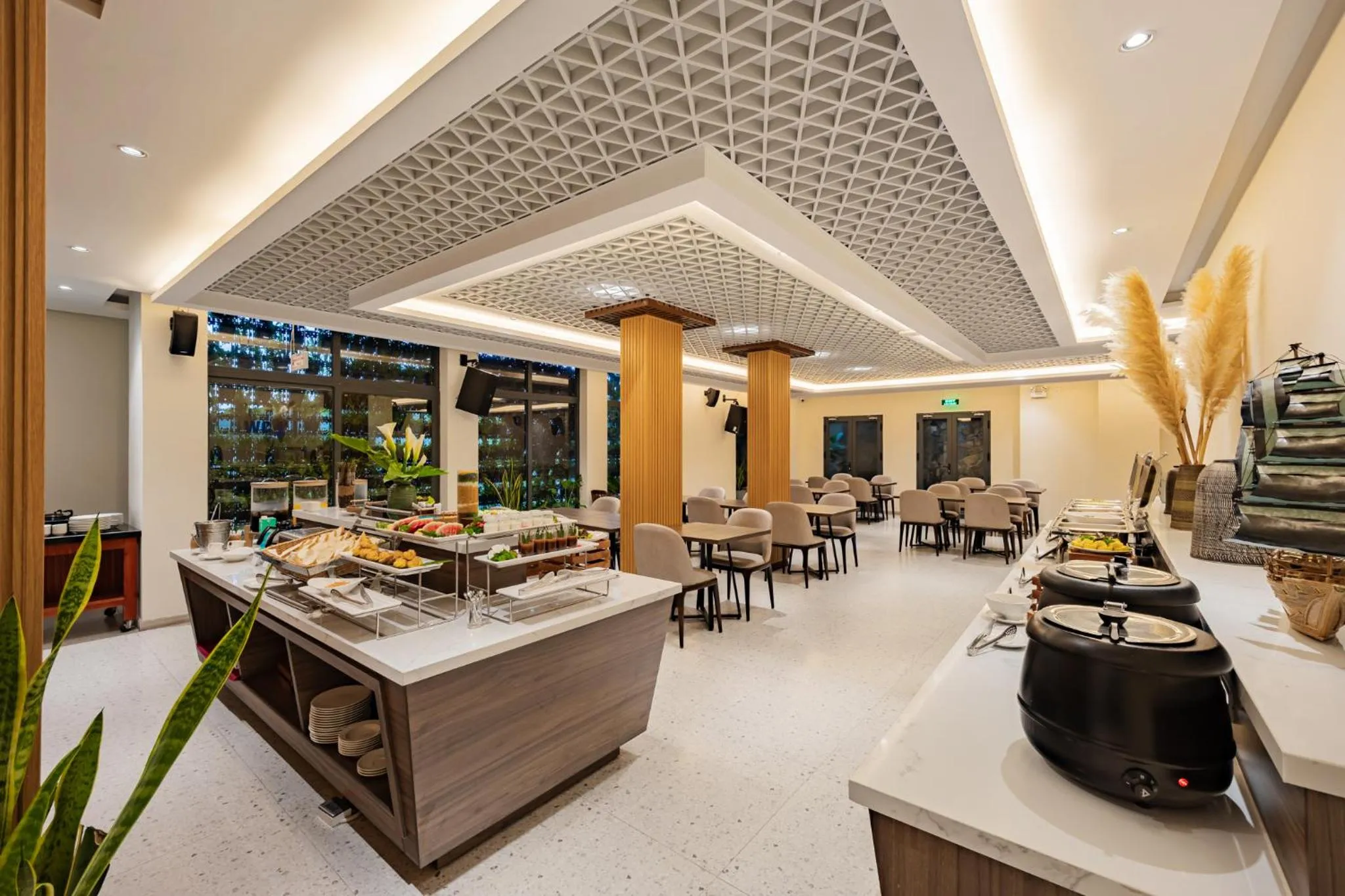 Restaurant/places to eat in Canary Dalat Hotel