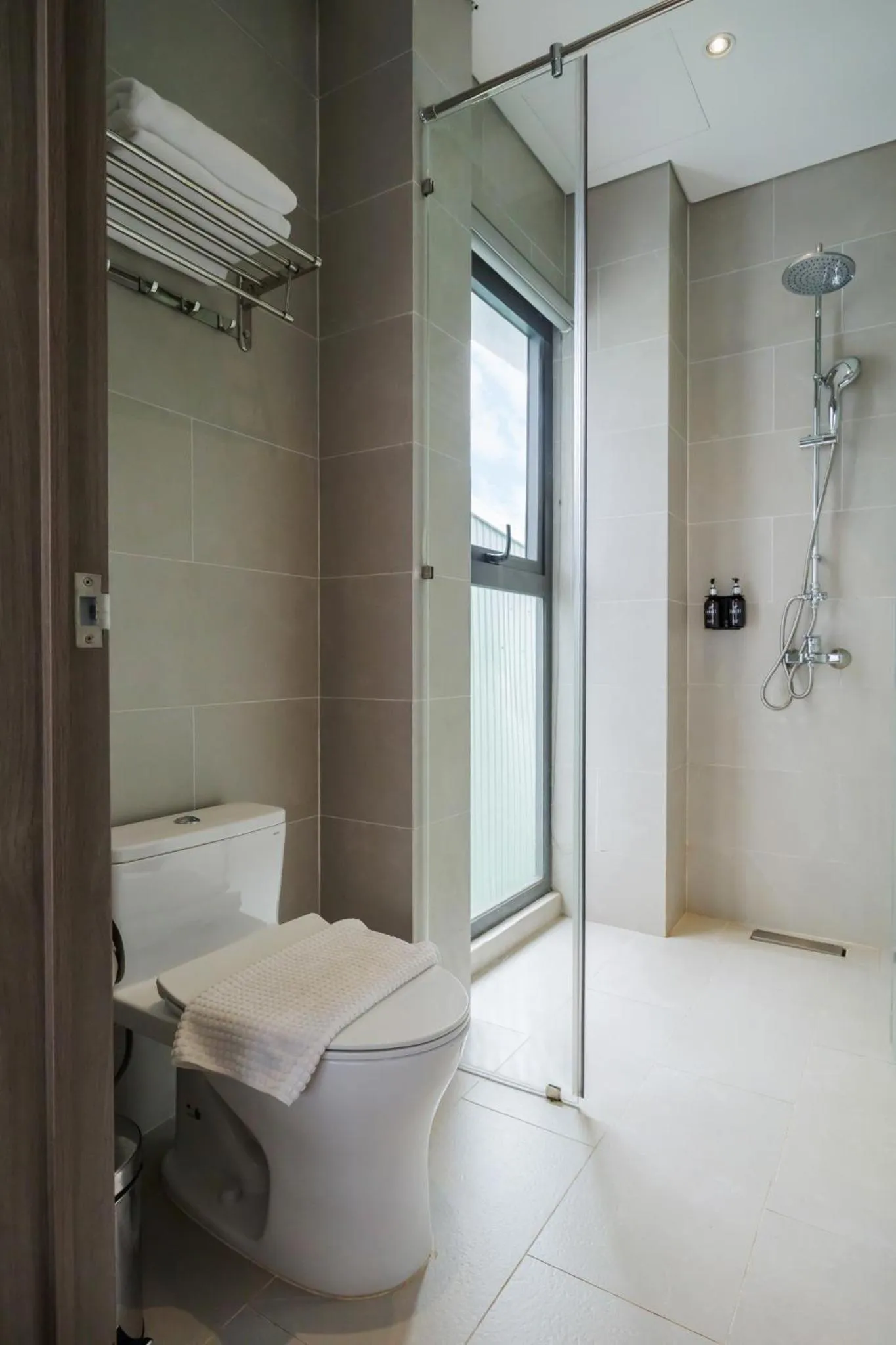 Toilet in Canary Dalat Hotel