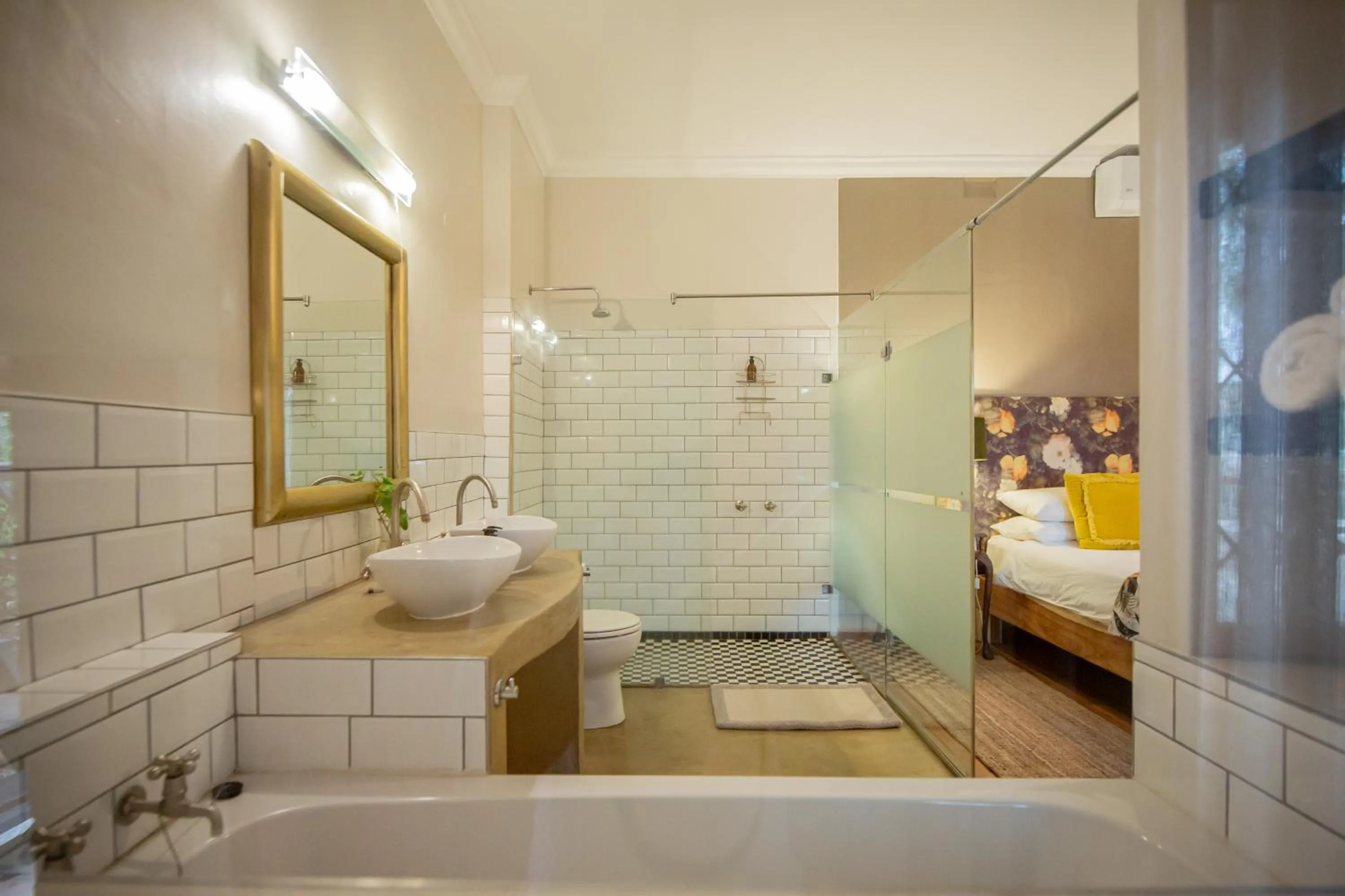 Shower, Bed in Droombos Boutique Hotel