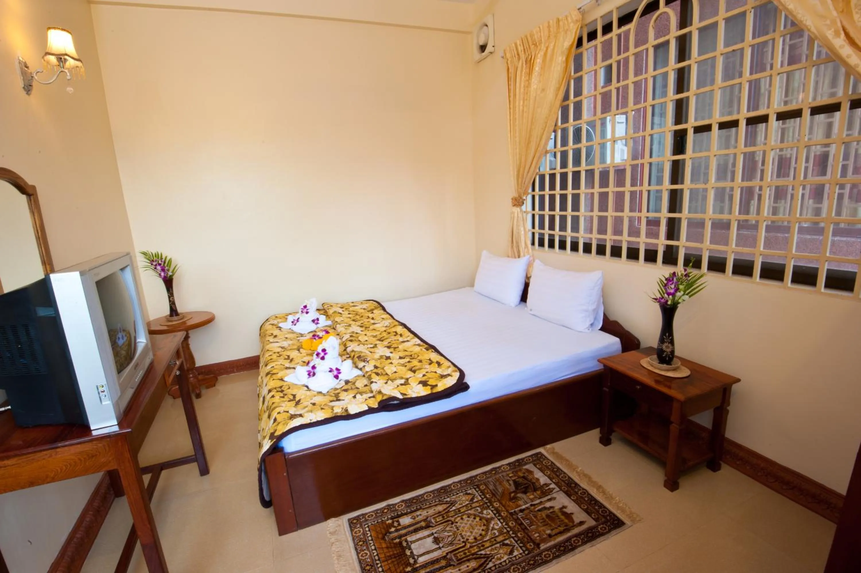Photo of the whole room, Bed in Okay Guesthouse Siem Reap