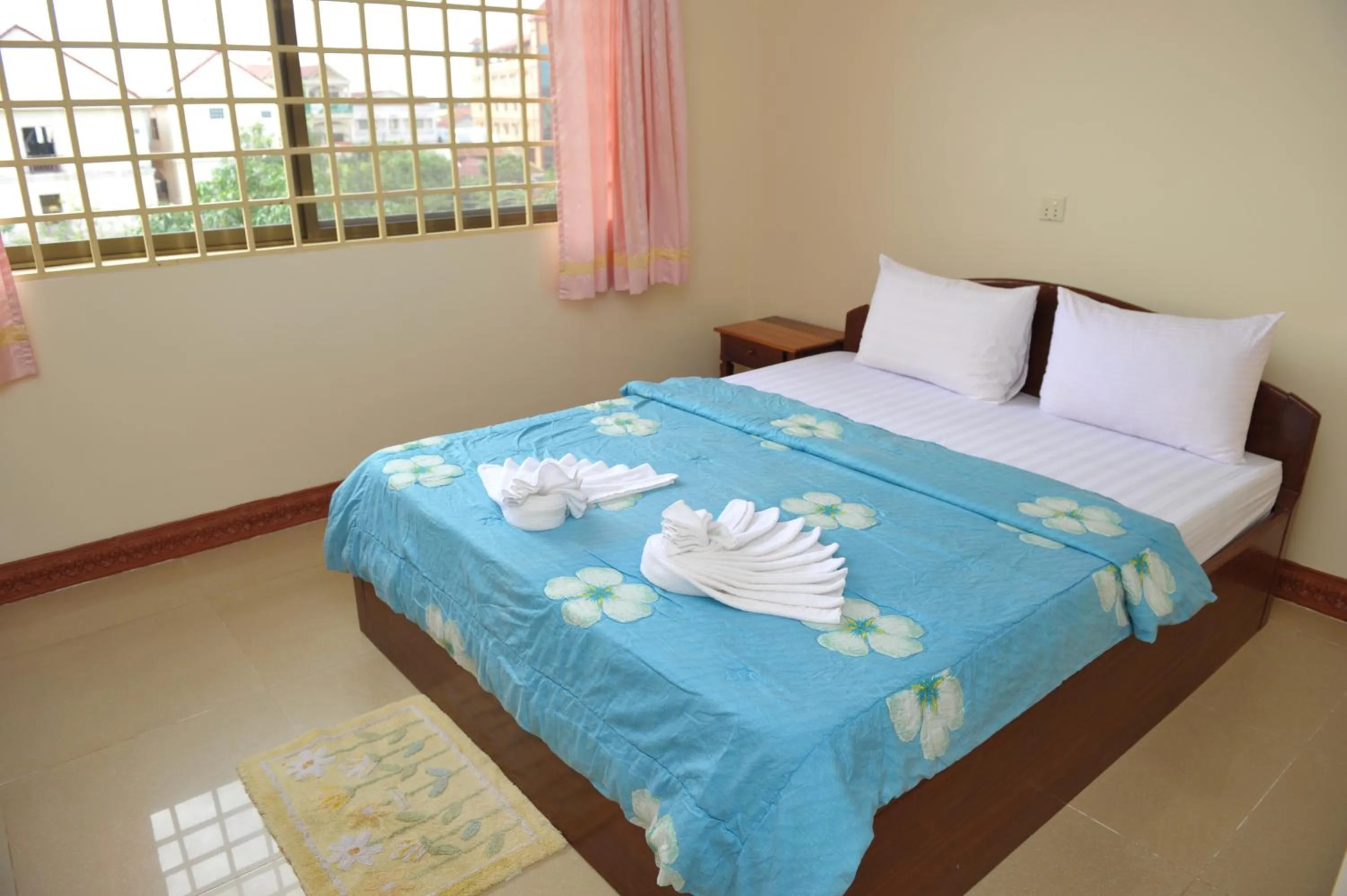 Photo of the whole room, Bed in Okay Guesthouse Siem Reap