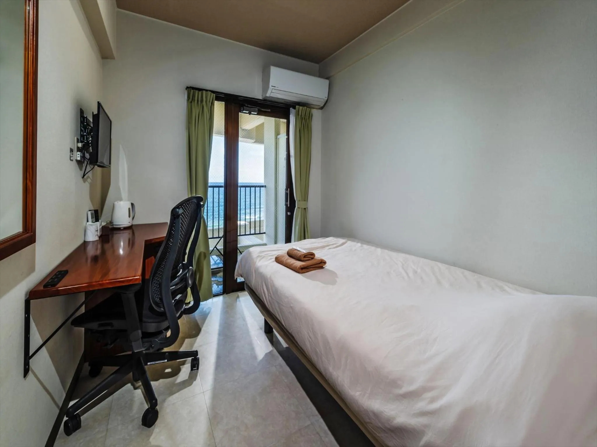 Photo of the whole room, Bed in Hotel Sunset American