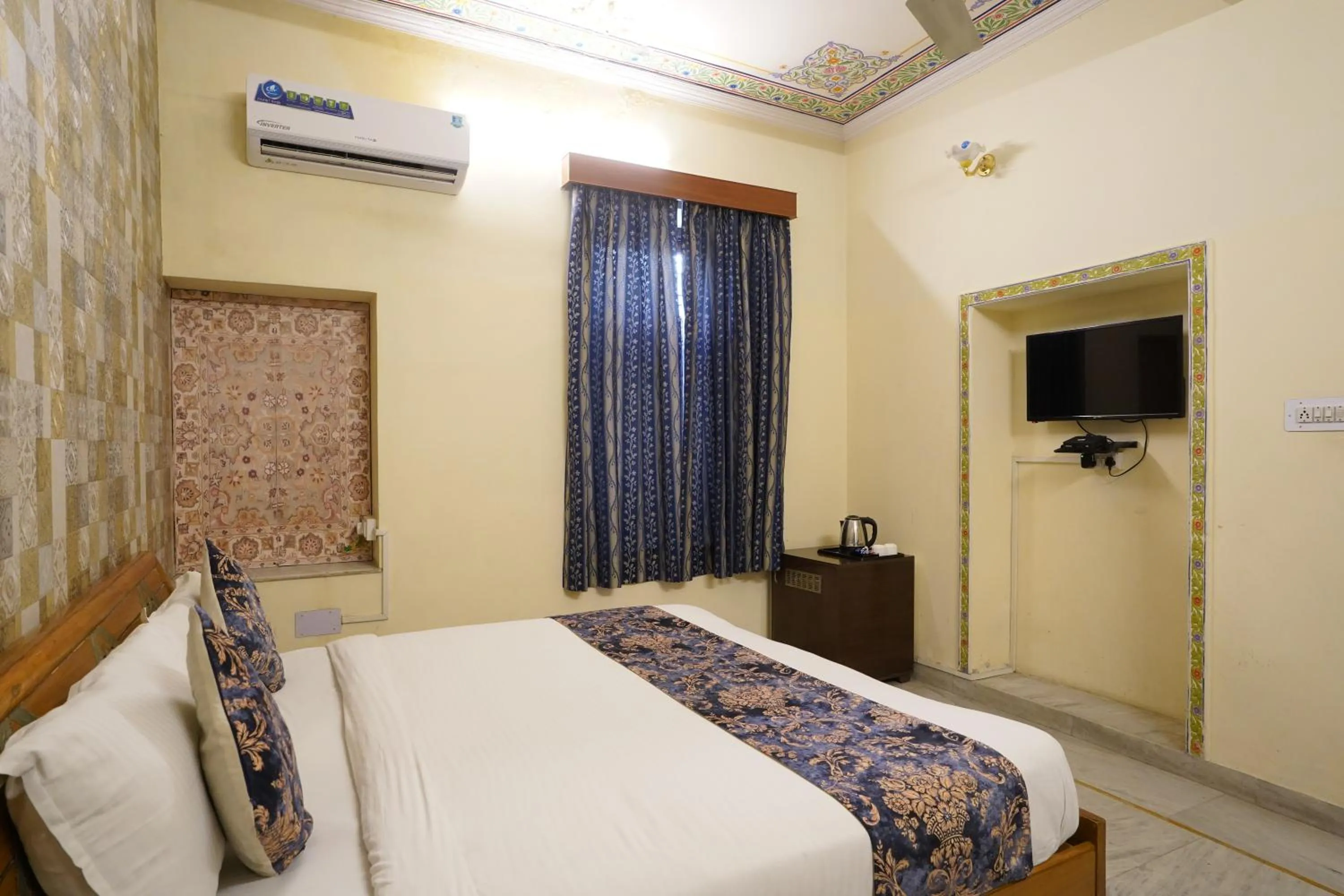 Photo of the whole room, Bed in Hotel Radoli House - A Heritage Hotel