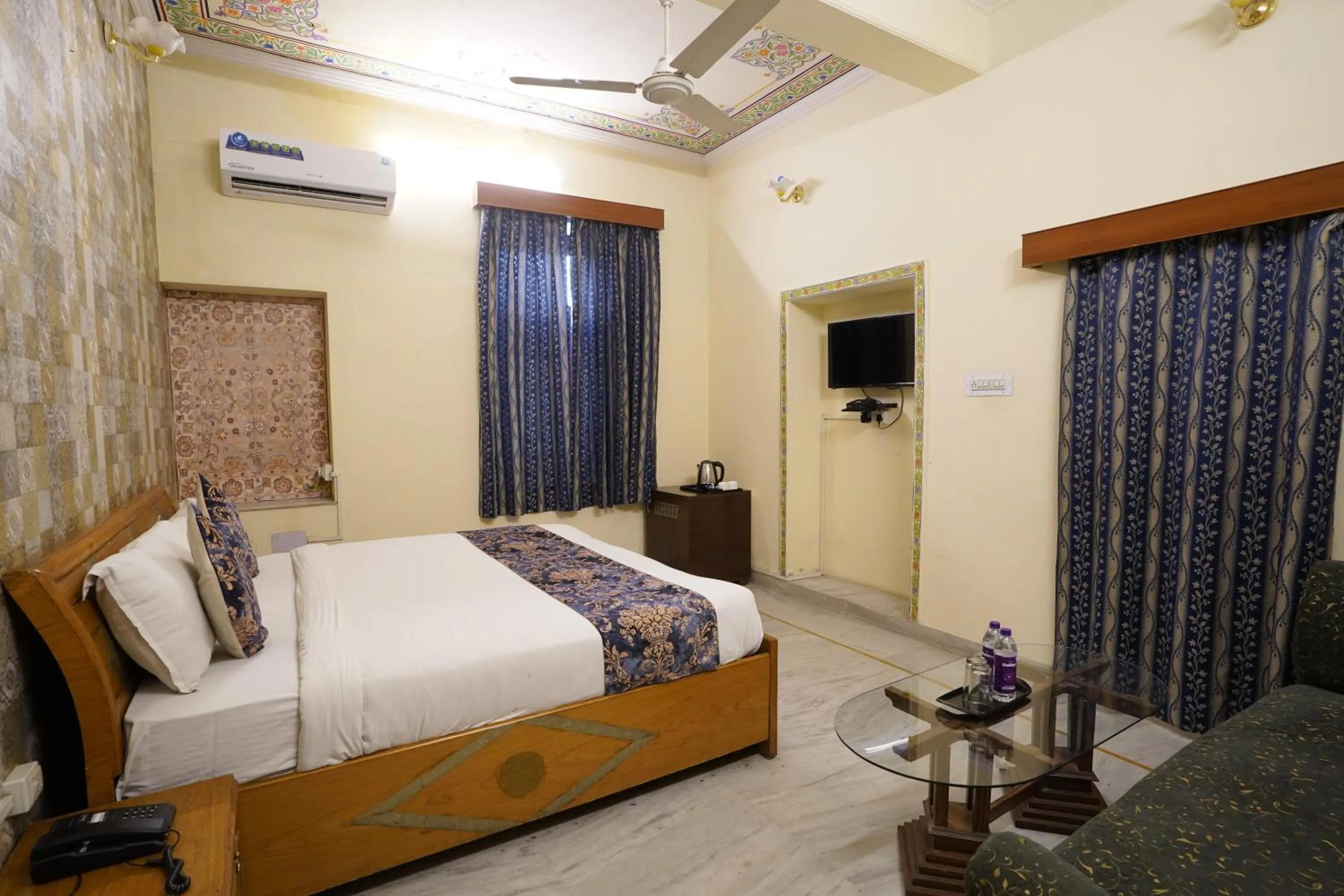 Photo of the whole room, Bed in Hotel Radoli House - A Heritage Hotel