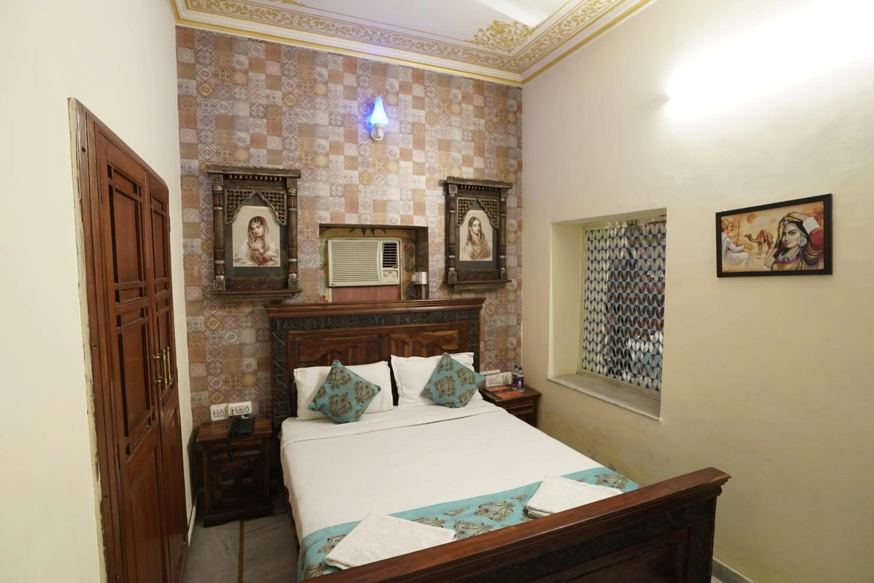 Bed in Hotel Radoli House - A Heritage Hotel